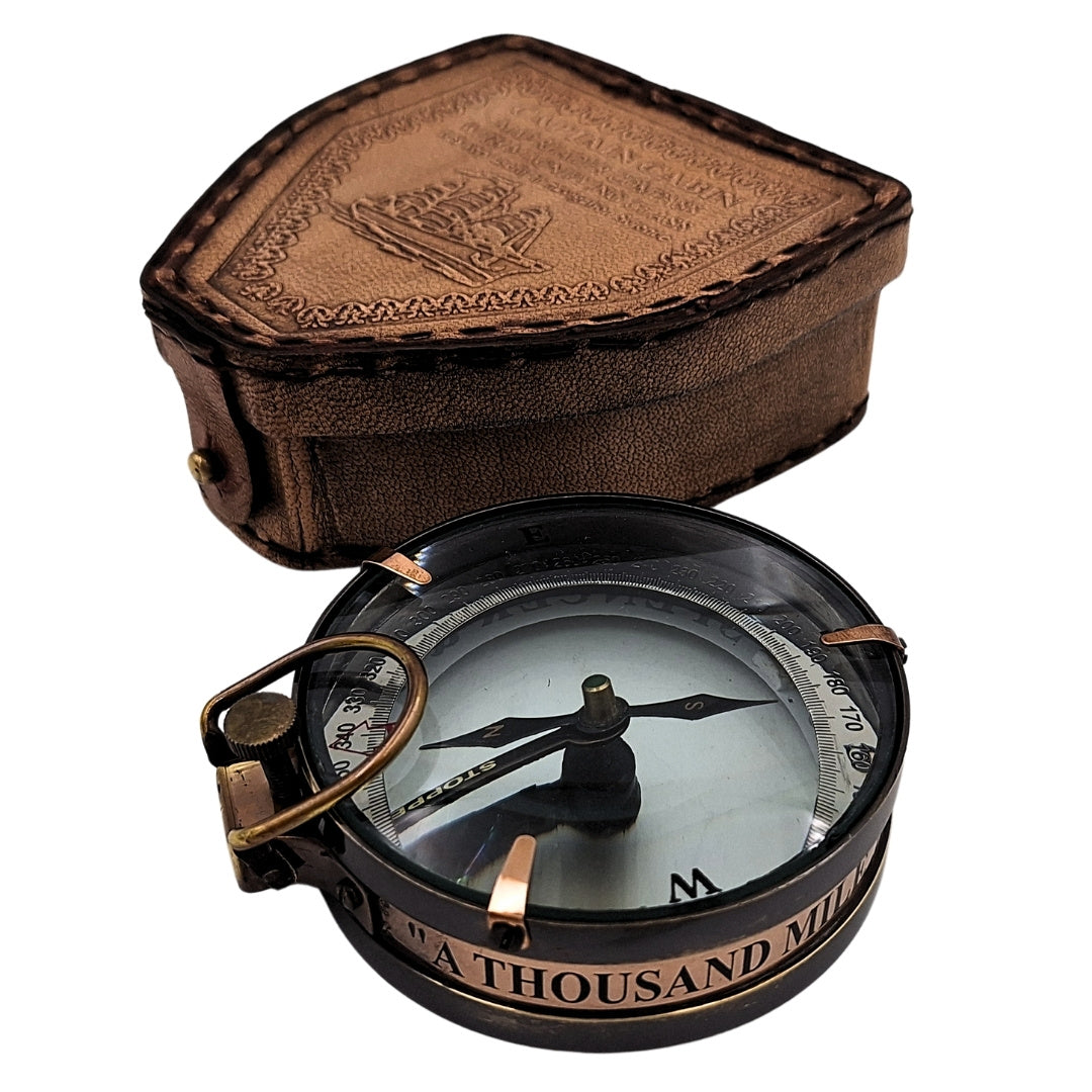 Kompas Wędrowca z Personalizowanym Grawerem w Skórzanym Etui - Mosiężny Retro Gadżet na Prezent, 9,25 cm z Inspirowującym Napisem