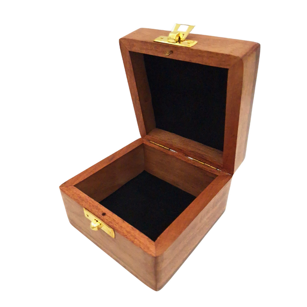Drewniane pudełko na prezent 6 x 6 x 4 cm z możliwością grawerunku, brązowe, z materiałową wyściółką i mosiężnym zamknięciem