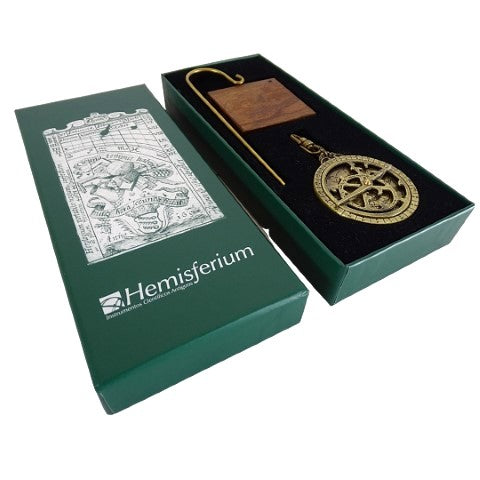 Astrolab miniatural H81 pe bază din lemn, cu posibilitate de personalizare prin gravură - element decorativ elegant, cadou pentru pasionații de astronomie, înălțime 13 cm, diametru 4,5 cm, execuție deosebită cu atenție la detalii