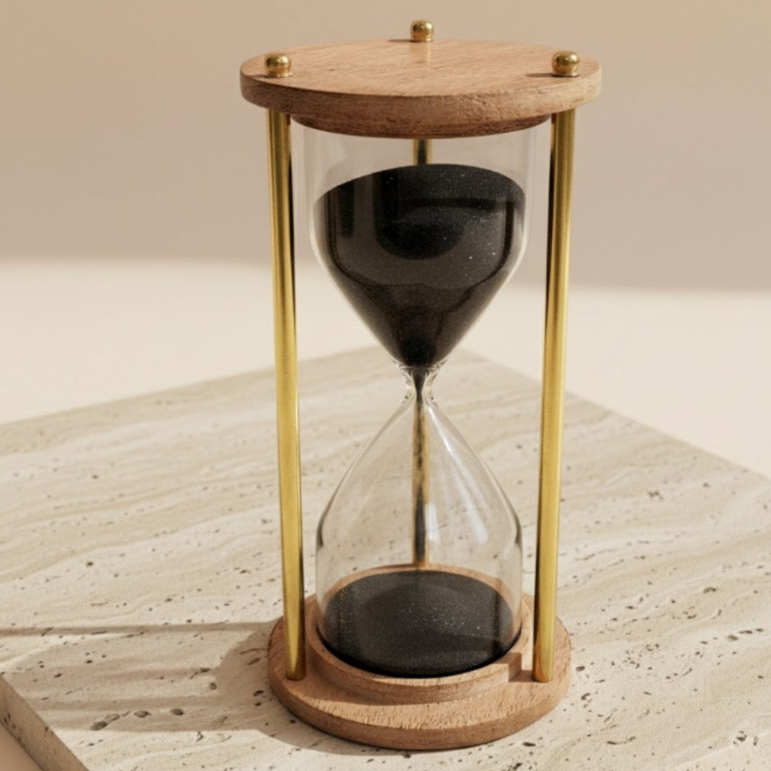 Klepsydra Mosiężno-Drewniana 5 minut z Personalizowanym Grawerem – Elegancka Dekoracja Retro na Prezent – Wysokość 15,5 cm, Czarny Piasek, Mosiądz i Drewno