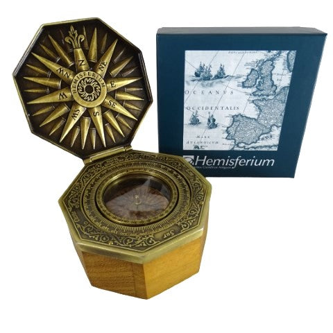 Busolă magnetică exclusivistă Cardan H43, din alamă și lemn, cu gravură personalizată
