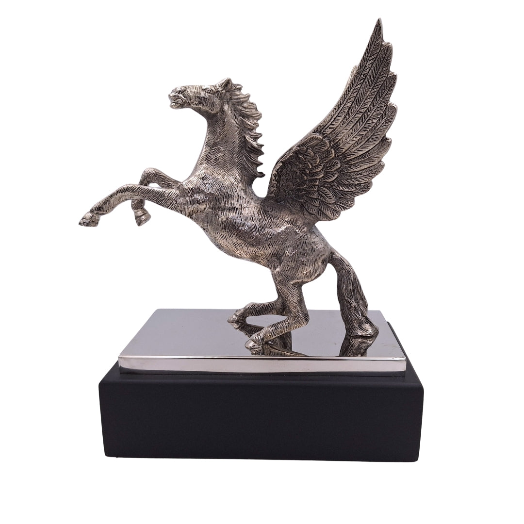 Figurka dekoracyjna Pegaz z aluminium na stalowo-drewnianej podstawie, personalizowany grawer, elegancki prezent dla miłośników mitologii greckiej, wysokość 36 cm, kolor srebrny z czarną podstawą