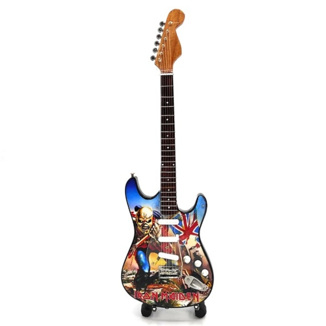 Mini chitară decorativă Iron Maiden „The Trooper” din mahon - ornament realizat manual pentru fanii muzicii