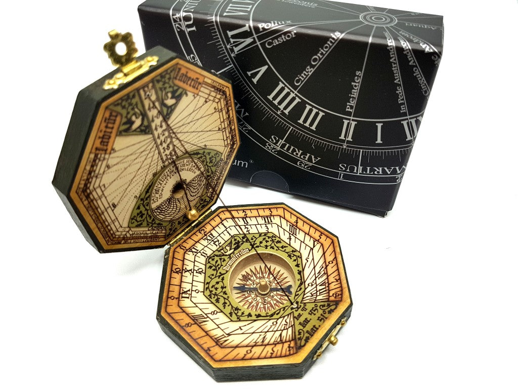 Ceas solar octogonal și busolă H06, cu posibilitate de personalizare prin gravură – cadou elegant pentru pasionații de navigație, realizat din lemn și alamă, cu ornamentație bogată, dimensiuni 7,3 x 2 cm