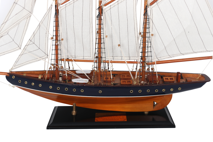 Model szkunera Atlantic 72cm - Replika legendarnego statku z możliwością personalizacji grawerem - Idealny prezent dla miłośników żeglarstwa - Wykonany z drewna z materiałowymi żaglami