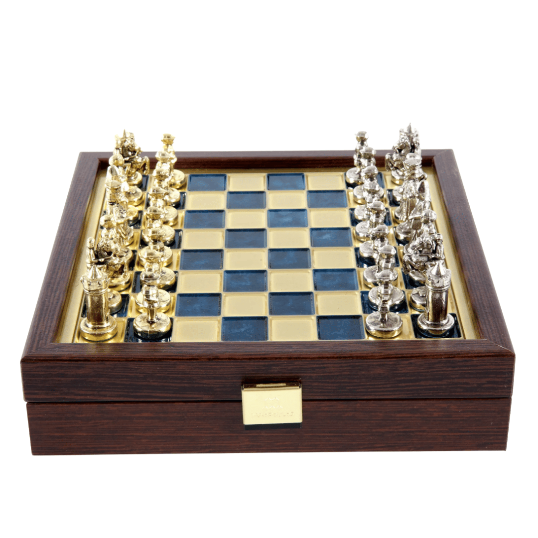 Șah elegant din alamă premium 20x20cm Bizanț, cu gravură personalizată - cadou ideal pentru șahist și iubitor de istorie - piese realizate manual, cu finisaj auriu și argintiu