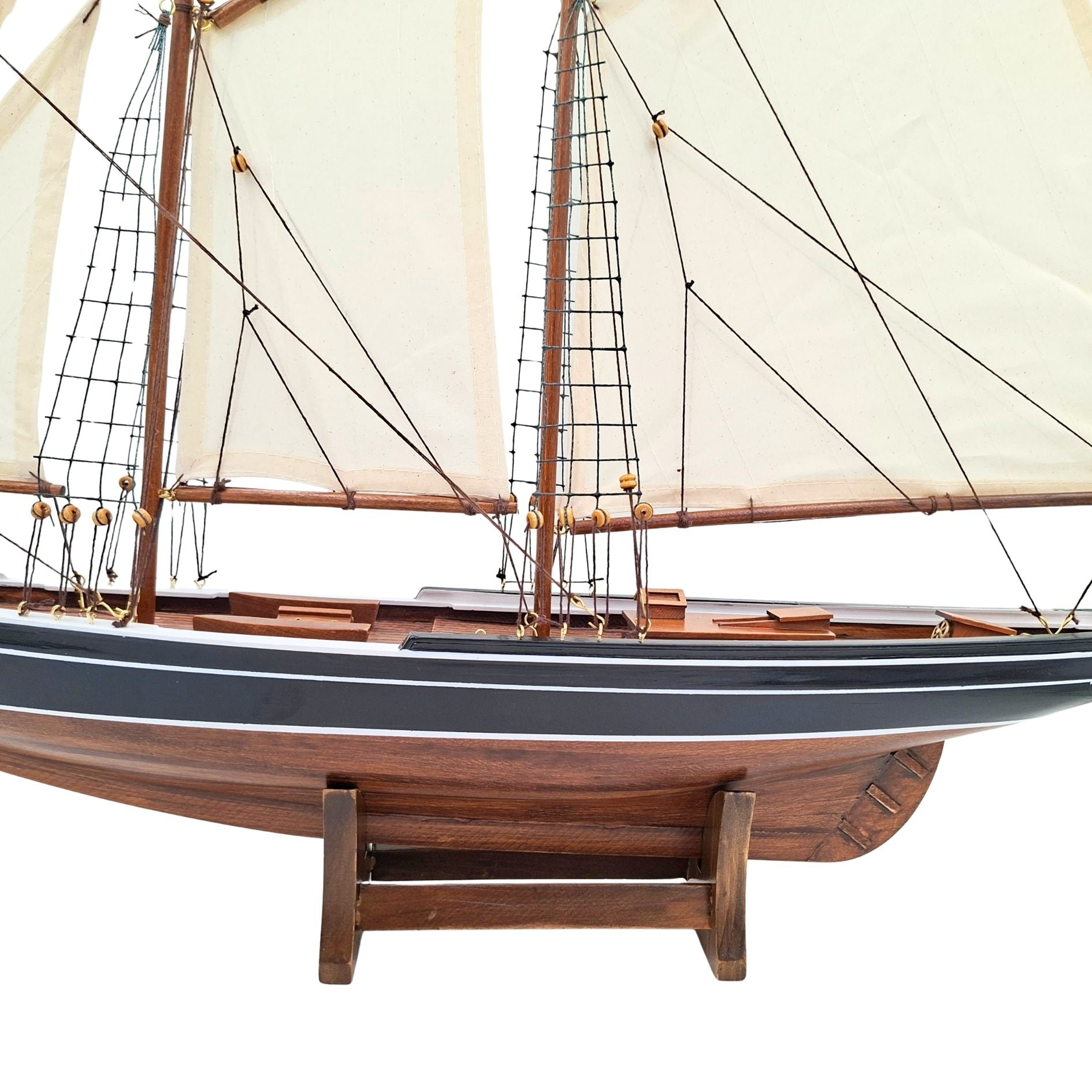 Model Szkunera Bluenose 78 cm z Grawerem - Elegancka Dekoracja Marynistyczna z Drewna na Prezent dla Miłośników Żeglarstwa i Historii Morskiej z Naturalnymi Żaglami