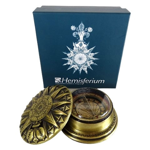 Compas solar renascentist din alamă, cu gravură - cadou vintage elegant, cu înălțimea de 4,5 cm și diametrul de 8,5 cm