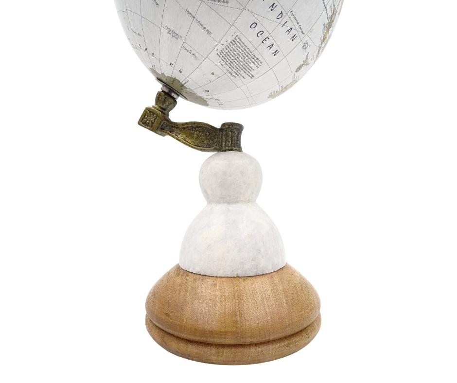 Globus Dekoracyjny Voyager na Marmurowo-Drewnianej Podstawie z Opcją Personalizacji Graweru – Elegancki Prezent dla Miłośników Podróży, Wysokość 32 cm, Średnica 15,5 cm, Biała Mapa z Kolorowymi Kontynentami