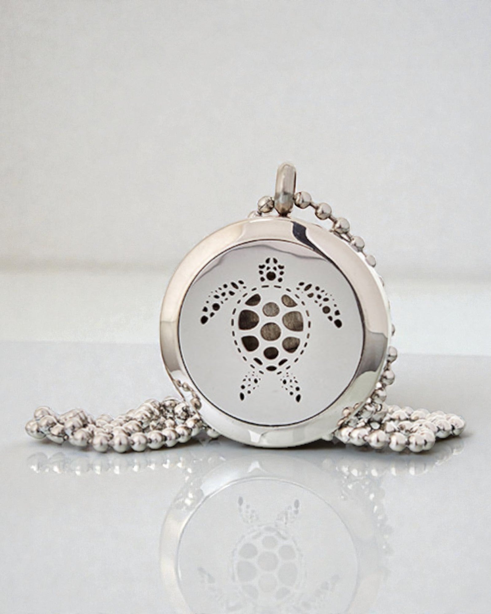 AromaTurtle – Naszyjnik Aromaterapeutyczny z Motywem Żółwia 25 mm ze Stali Nierdzewnej