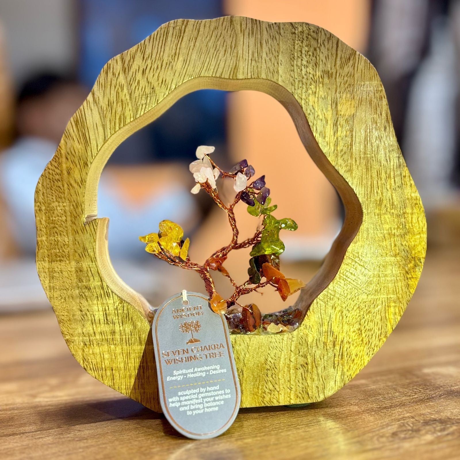 Grădină paradisiacă a chakrelor - Copăcel realizat manual cu pietre semiprețioase într-un cerc natural din lemn de mango - 60 de pietricele chipstone în culorile celor șapte chakre