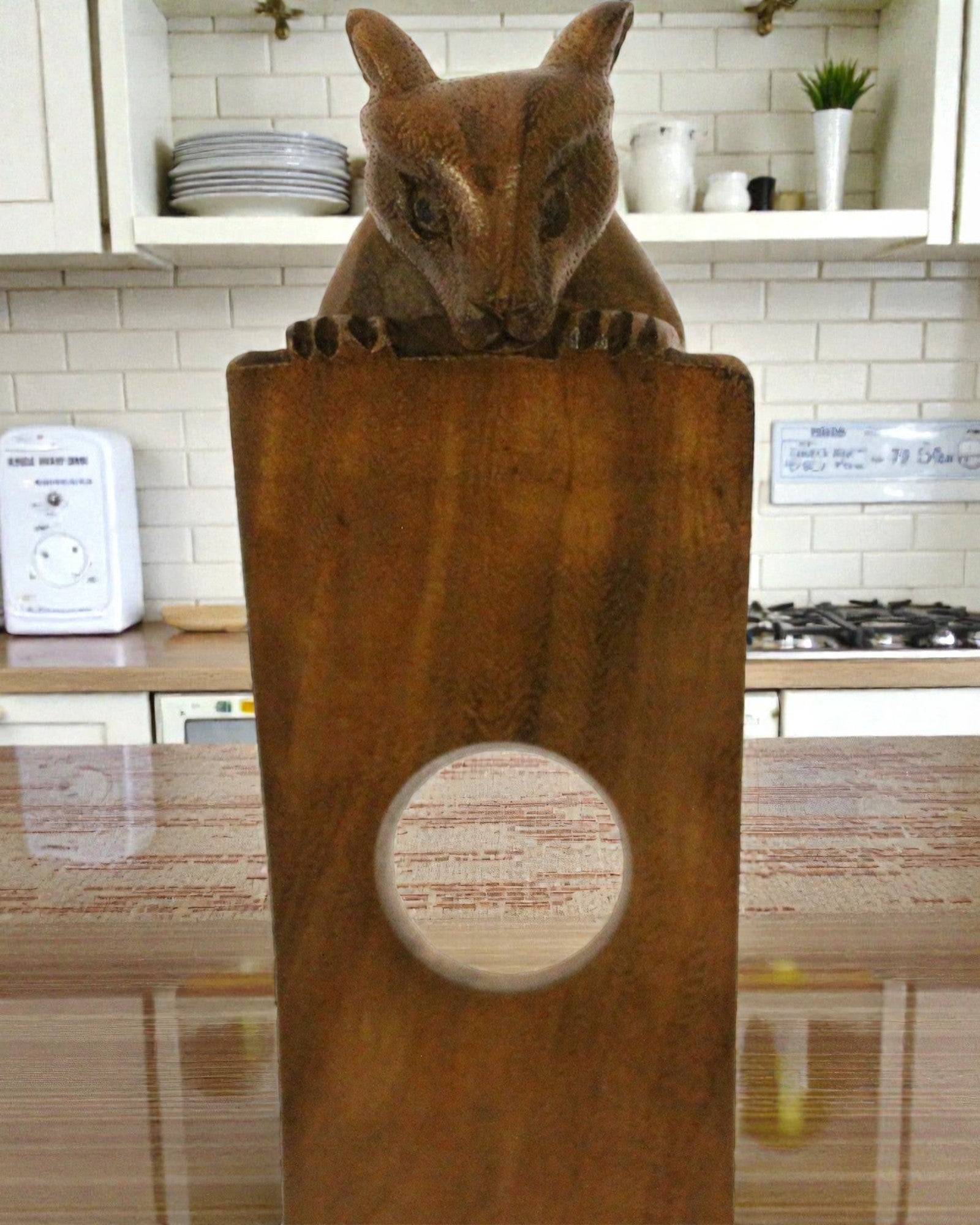 Lesní rovnováha – vyřezávaný vyvažovací držák na víno s myškou