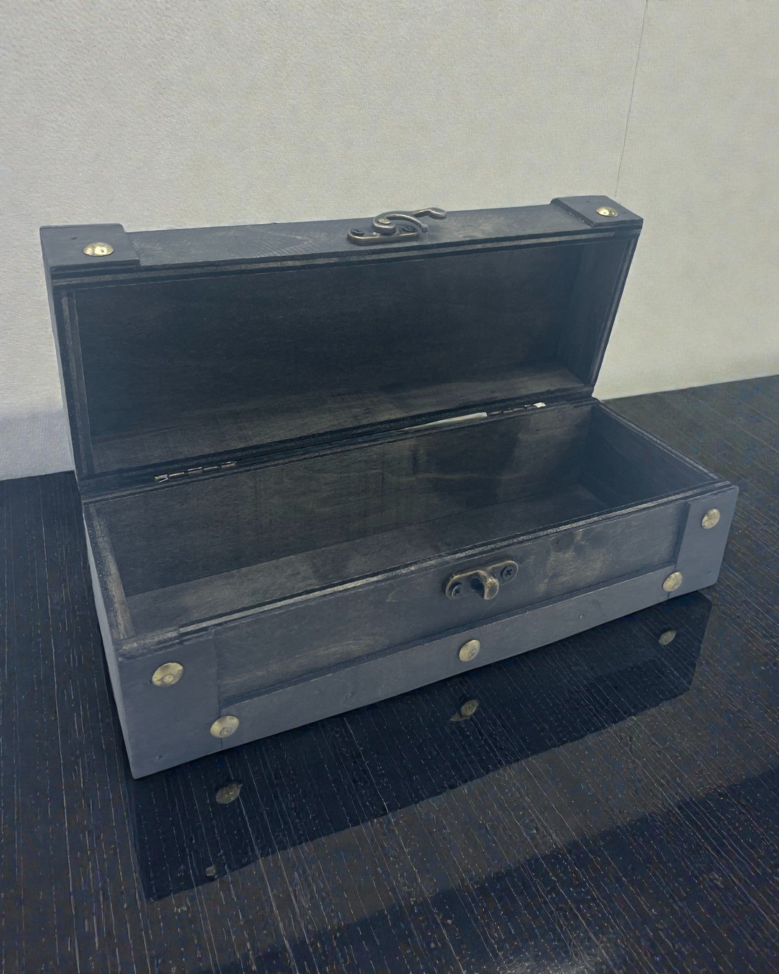 Струнка чайна арка – довга сіра скринька