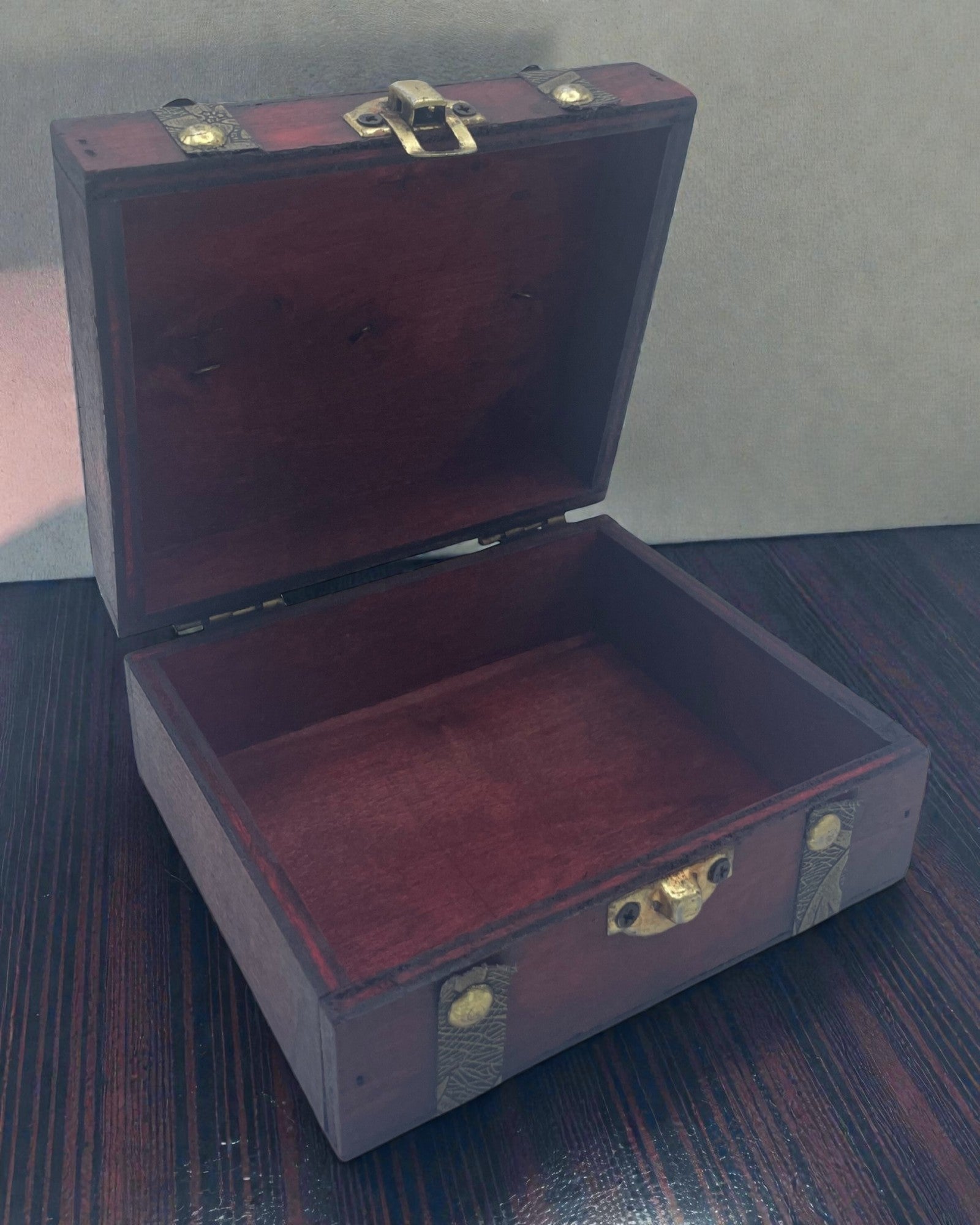 Herbaciany Kuferek Rubinowy – Kwadratowa Skrzynka Brązowa