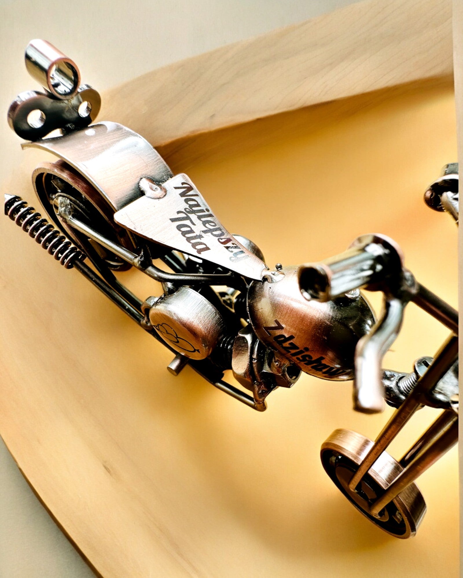 Ručně Vyrobený Kovový Model Motocyklu „Chopper“ – Personalizace a Gravírování jako Dárek
