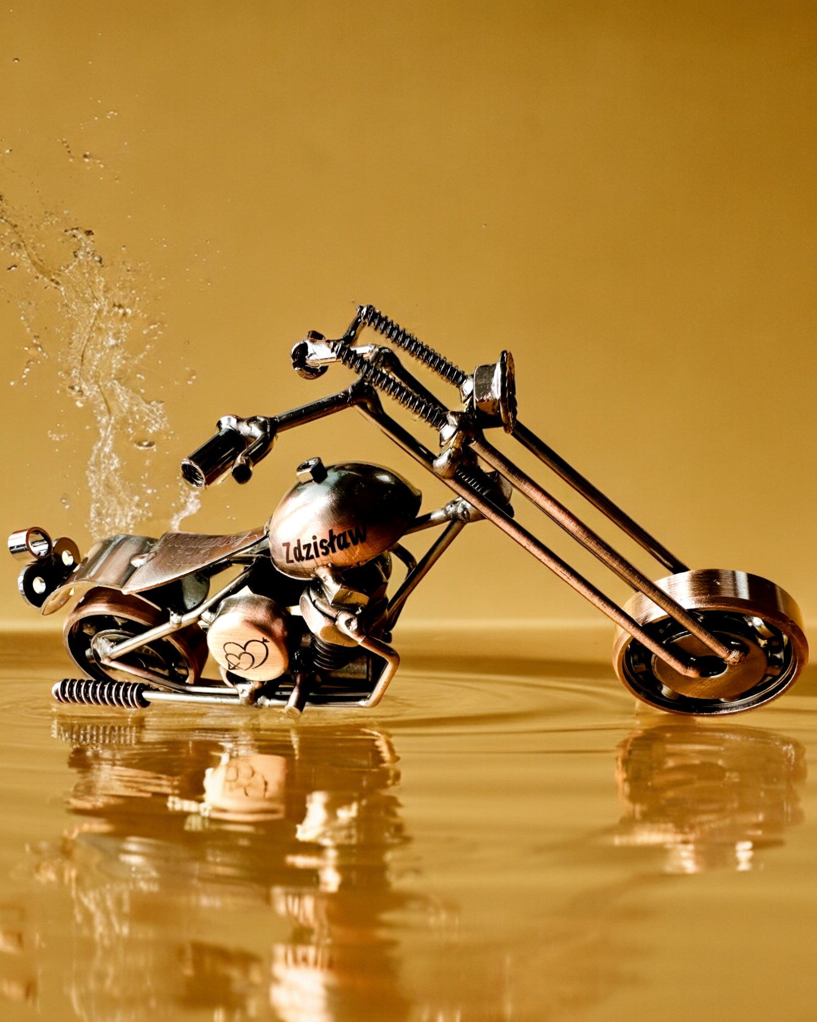 Ručně Vyrobený Kovový Model Motocyklu „Chopper“ – Personalizace a Gravírování jako Dárek