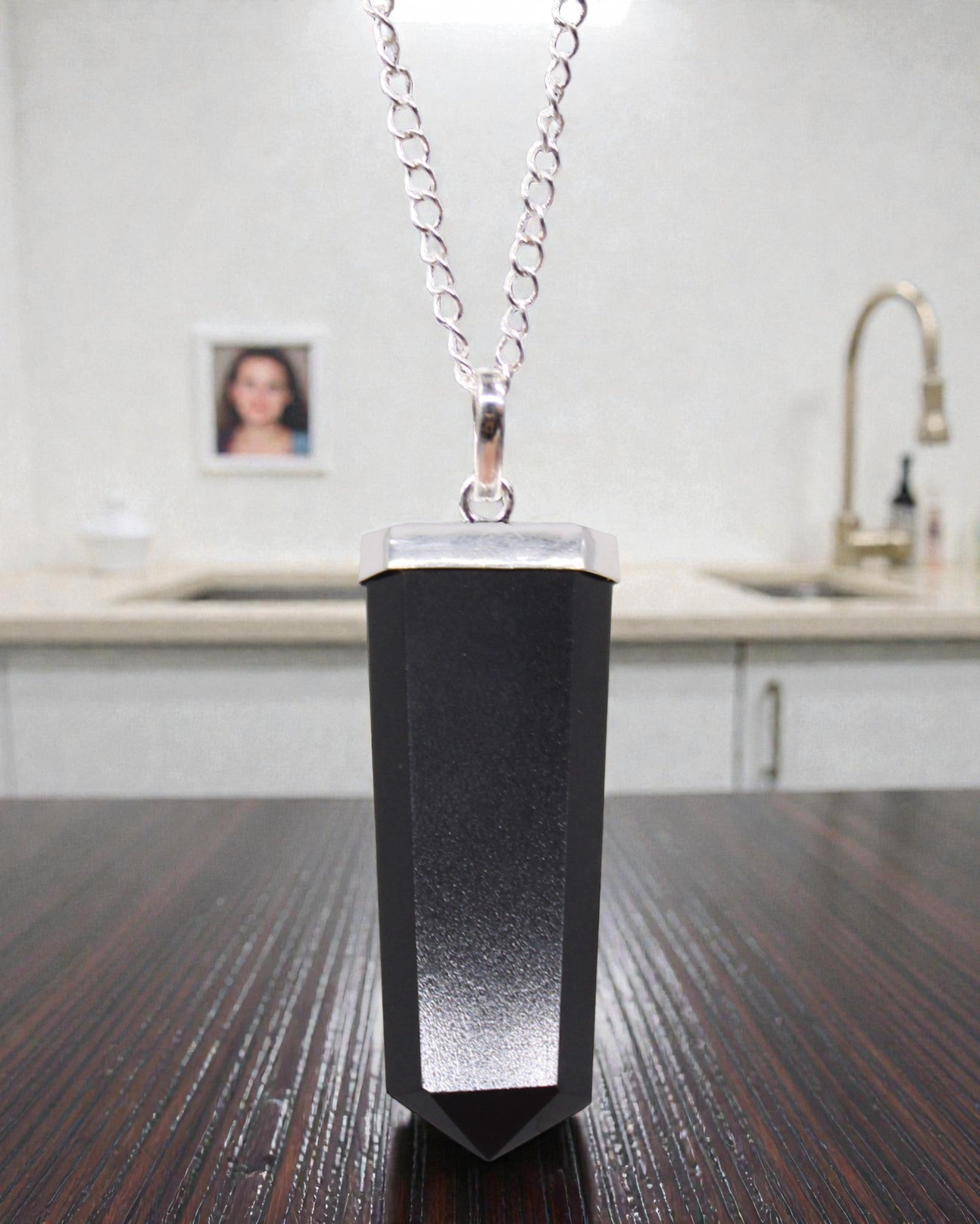 Obsidian Ray – Płaski Wisior z Czarnego Agatu w Szlifie Kryształu