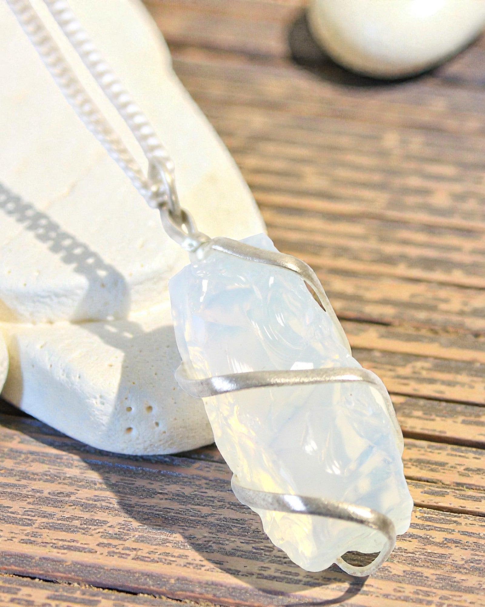 Spiralna Światłość – Naszyjnik z Surowym Opalitem