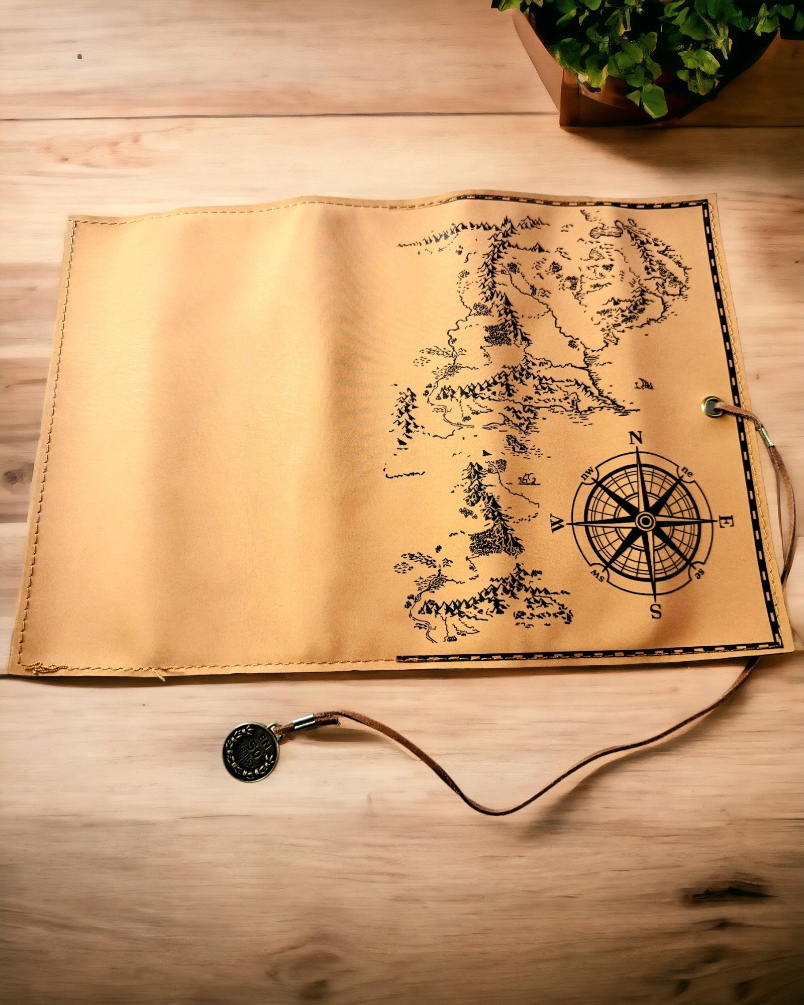 Retro světle hnědý - matný, kožený penál ve stylu cestovatele s mapou světa – praktický a prostorný. Personalizace gravírováním.