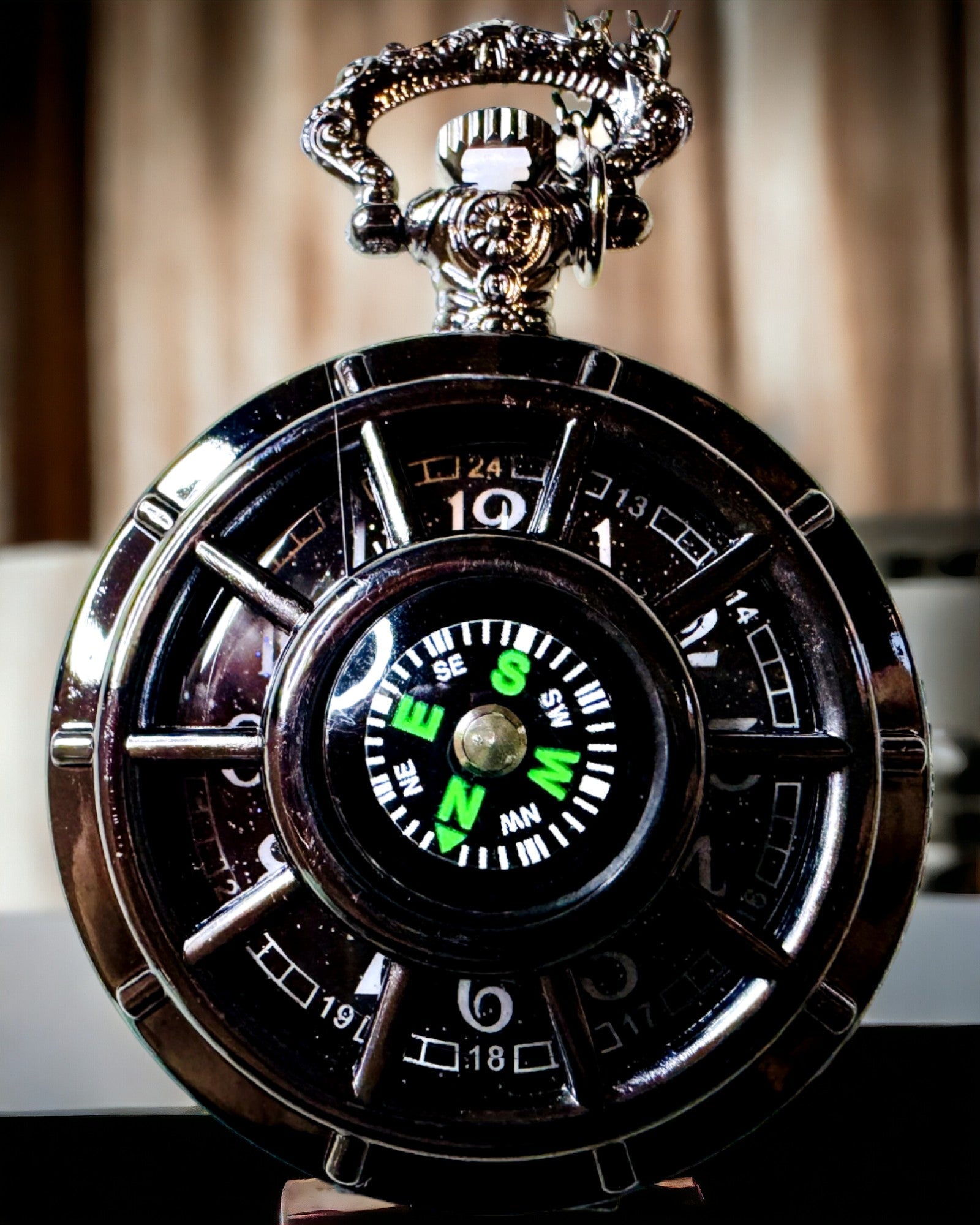 Kapesní hodinky s kompasem – elegantní přívěsek ve vintage stylu s vyřezávaným skeletonem a černým ciferníkem, personalizace gravírováním