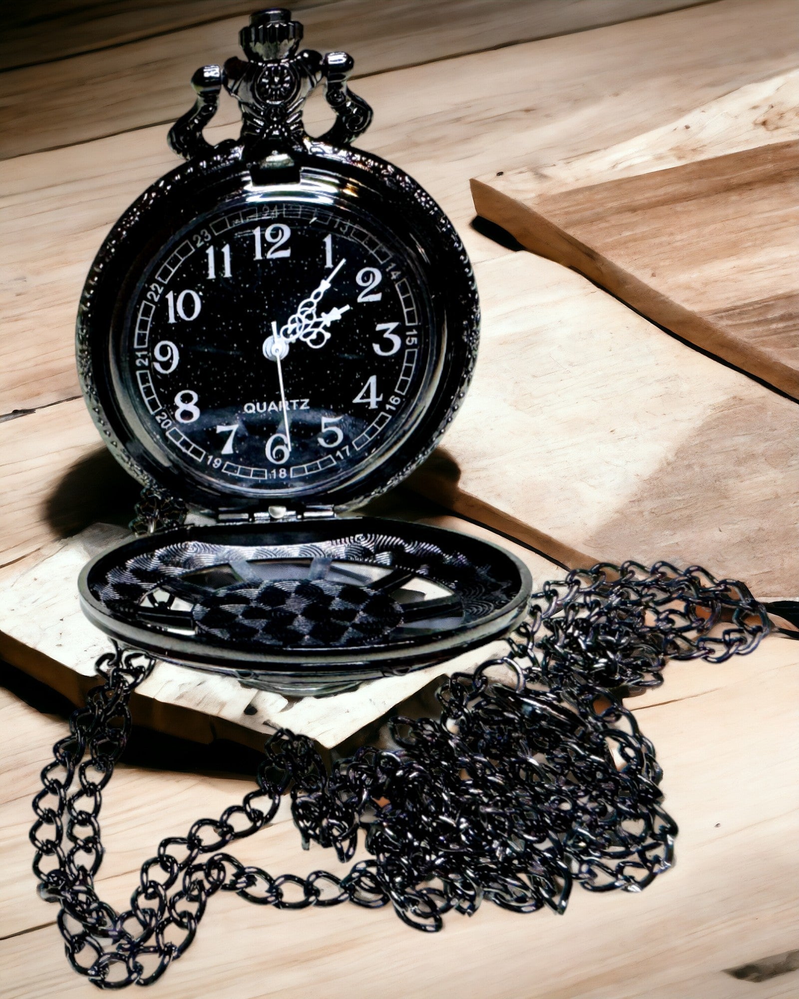 Kapesní hodinky s kompasem – elegantní přívěsek ve vintage stylu s vyřezávaným skeletonem a černým ciferníkem, personalizace gravírováním