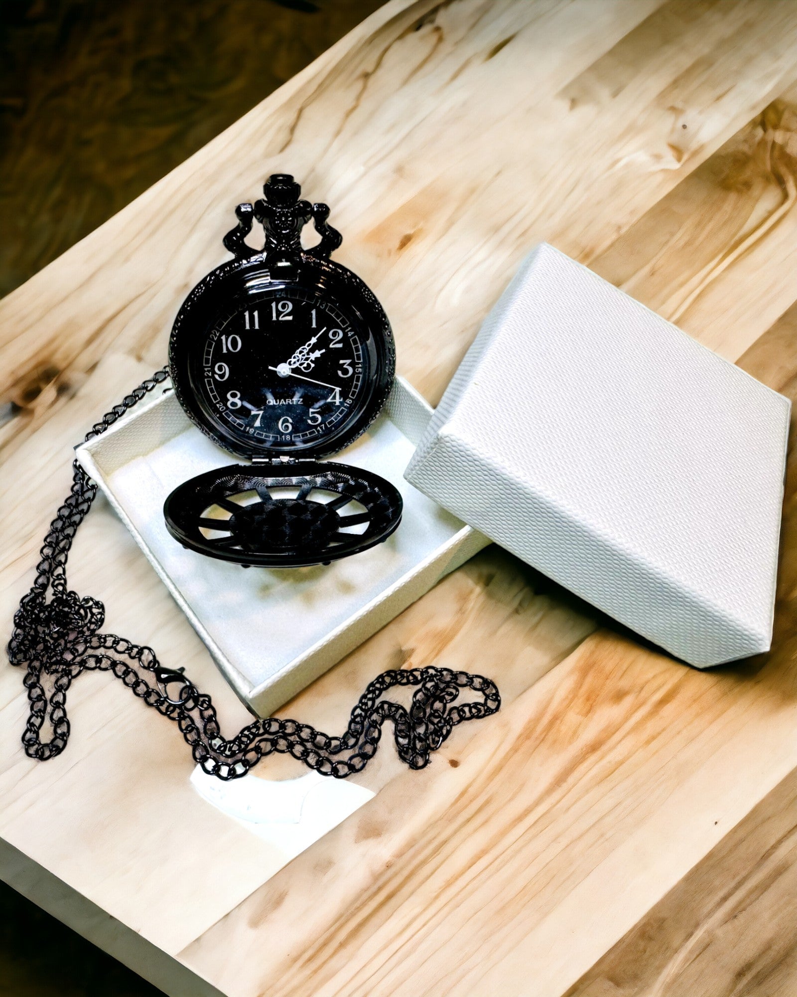 Kapesní hodinky s kompasem – elegantní přívěsek ve vintage stylu s vyřezávaným skeletonem a černým ciferníkem, personalizace gravírováním