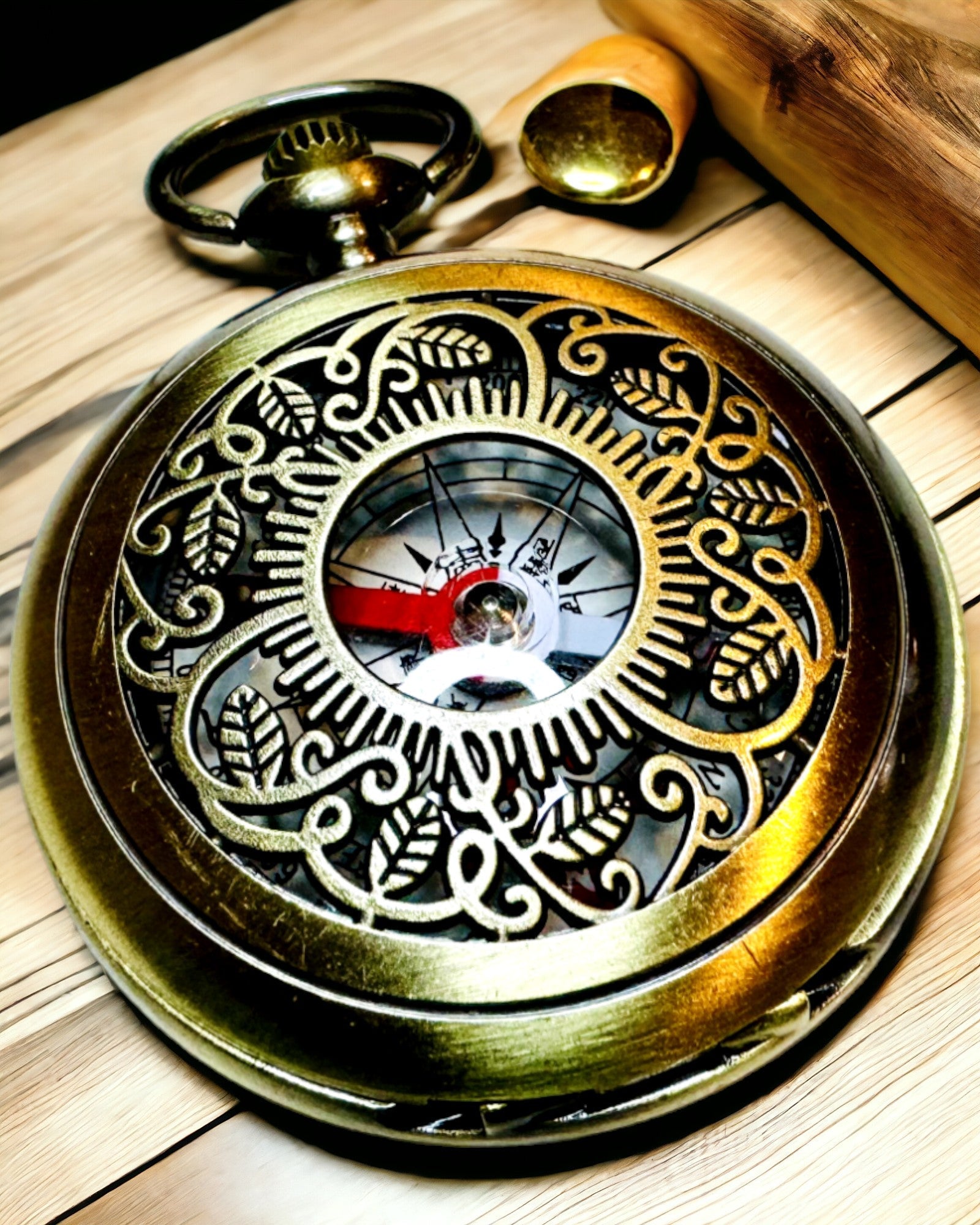 Navigační kompas ve vintage stylu s prolamovaným vzorem – hnědo-zlatá barva