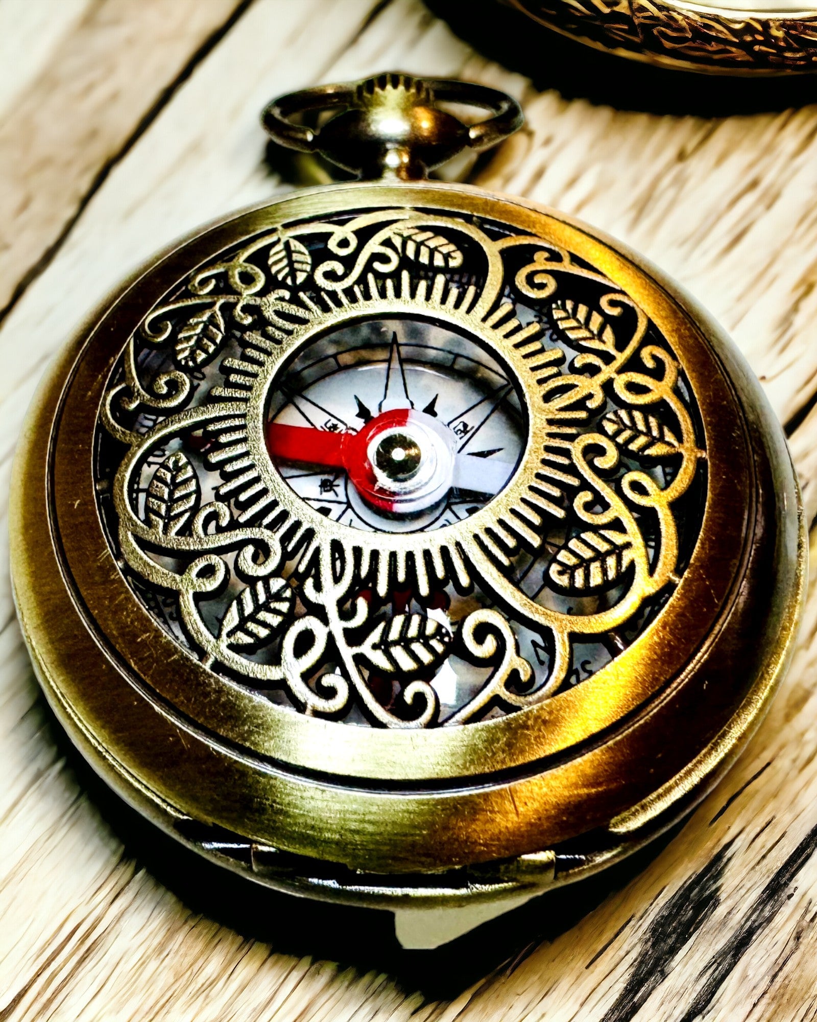 Navigační kompas ve vintage stylu s prolamovaným vzorem – hnědo-zlatá barva