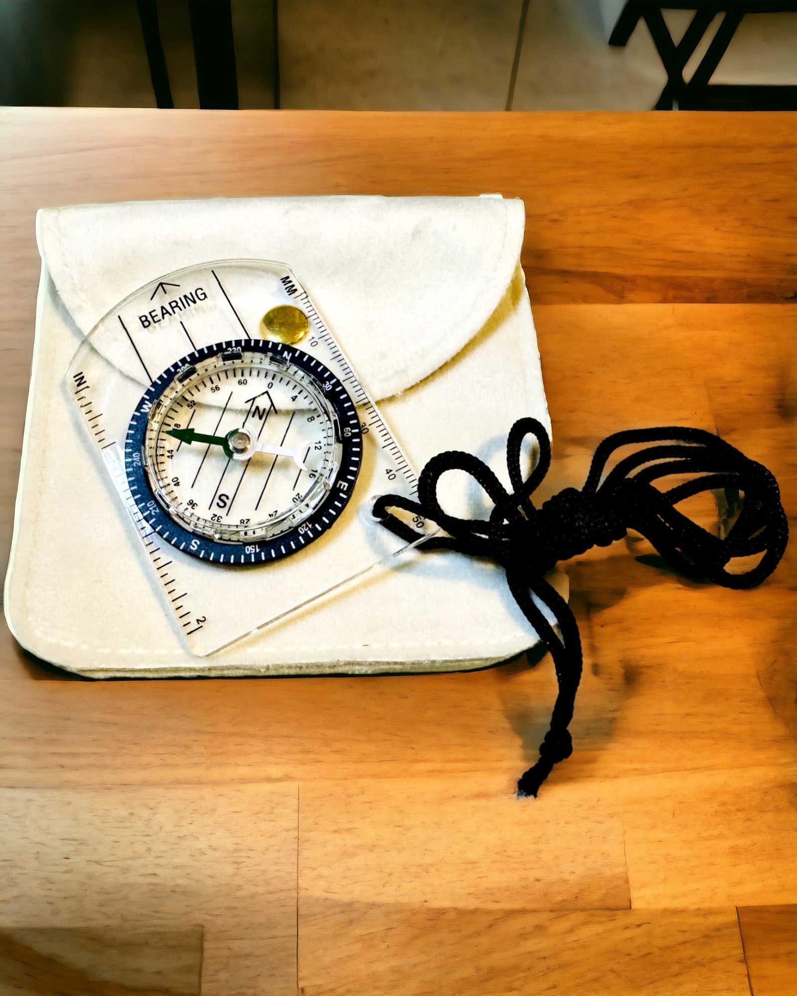 Turistický kompas "Průvodce Dobrodruha" - Průhledný, Mini Akrylový s Visícím Lanem a Měřítkem Mapy, s Gravírováním