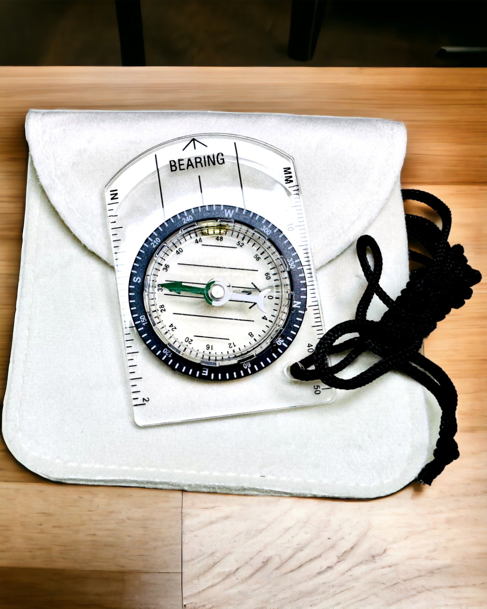 Turistický kompas "Průvodce Dobrodruha" - Průhledný, Mini Akrylový s Visícím Lanem a Měřítkem Mapy, s Gravírováním