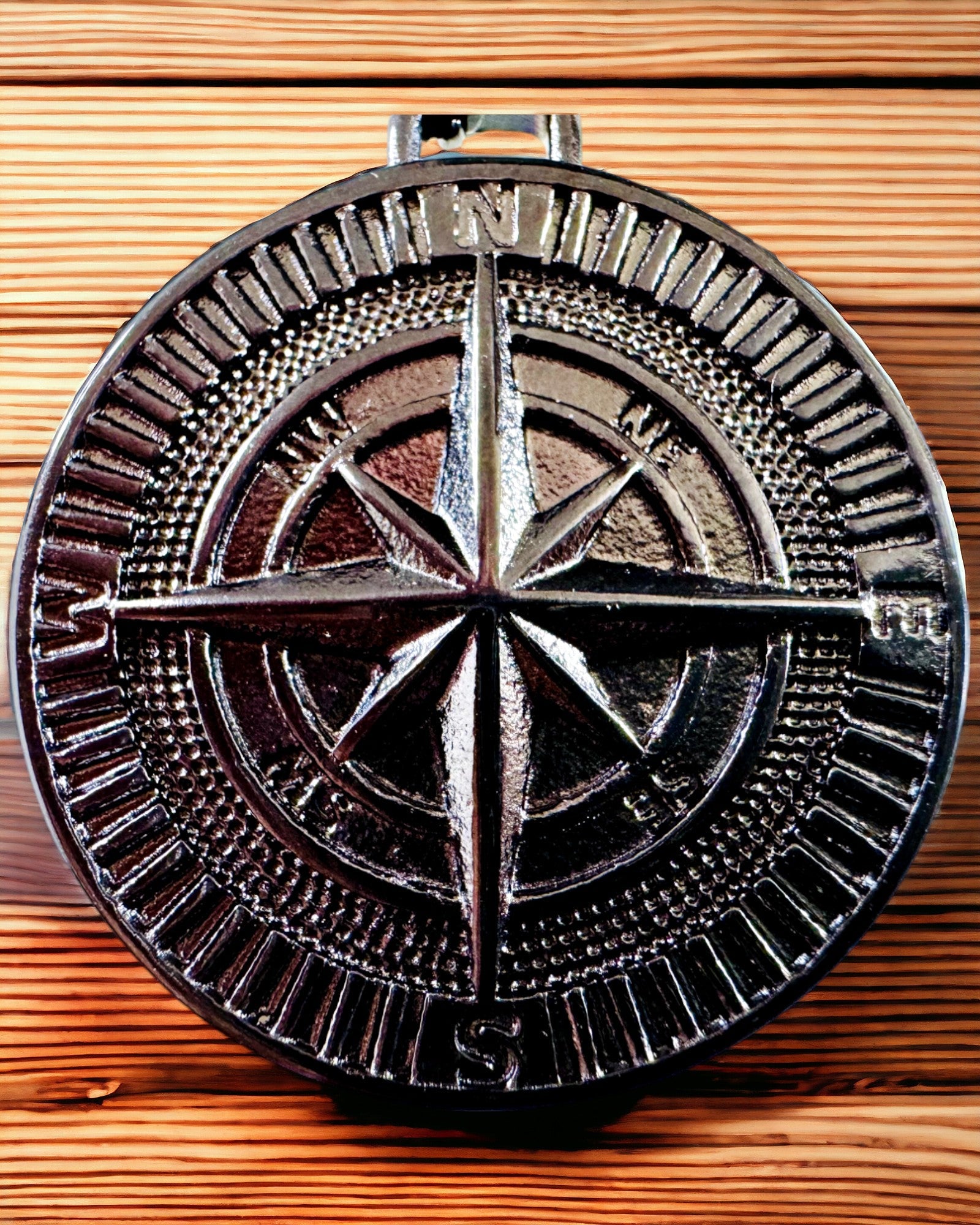 Náhrdelník s kompasem – Kované šperky z nerezové oceli pro muže a ženy ve dvou barvách, s gravírováním