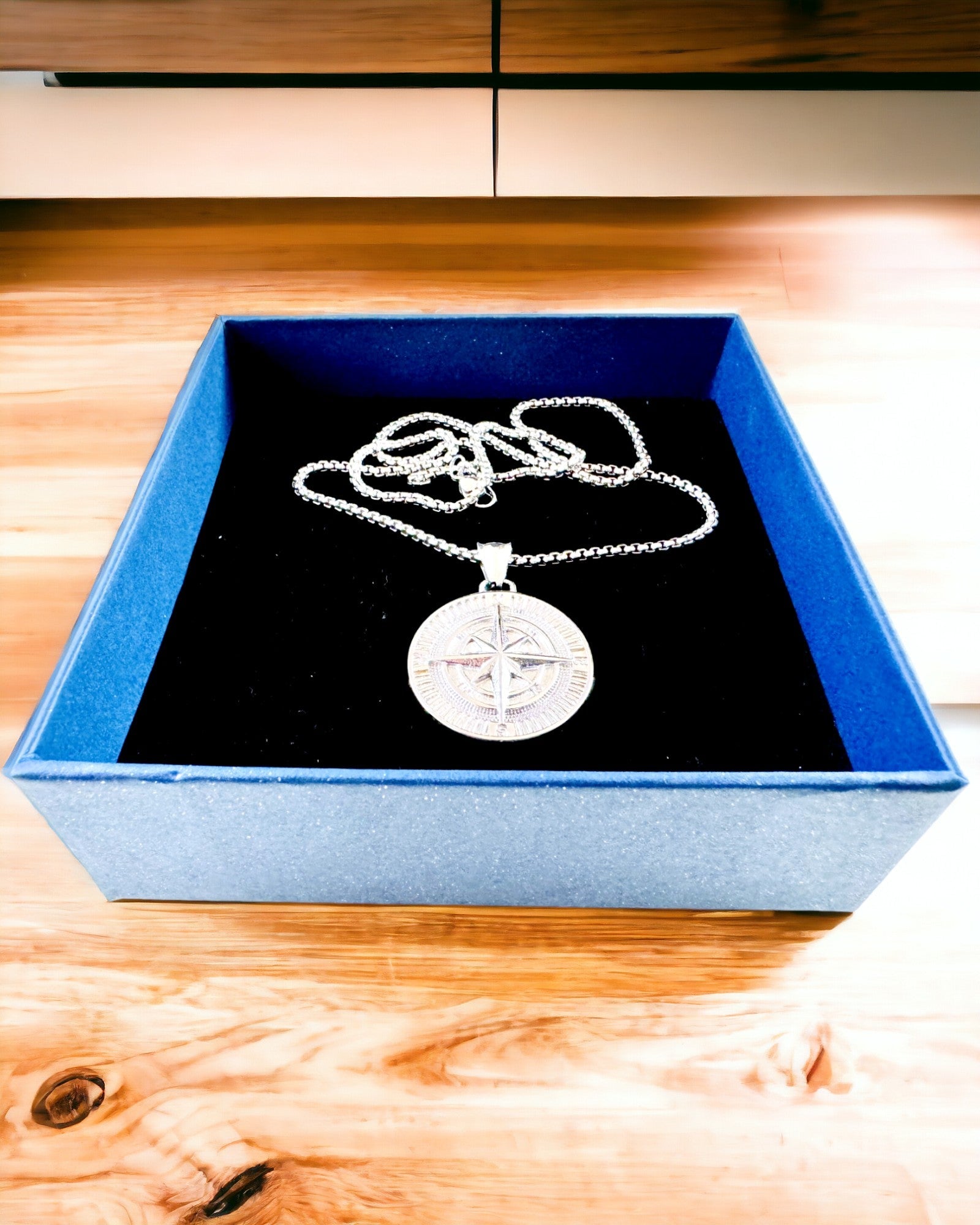 Náhrdelník s kompasem – Kované šperky z nerezové oceli pro muže a ženy ve dvou barvách, s gravírováním