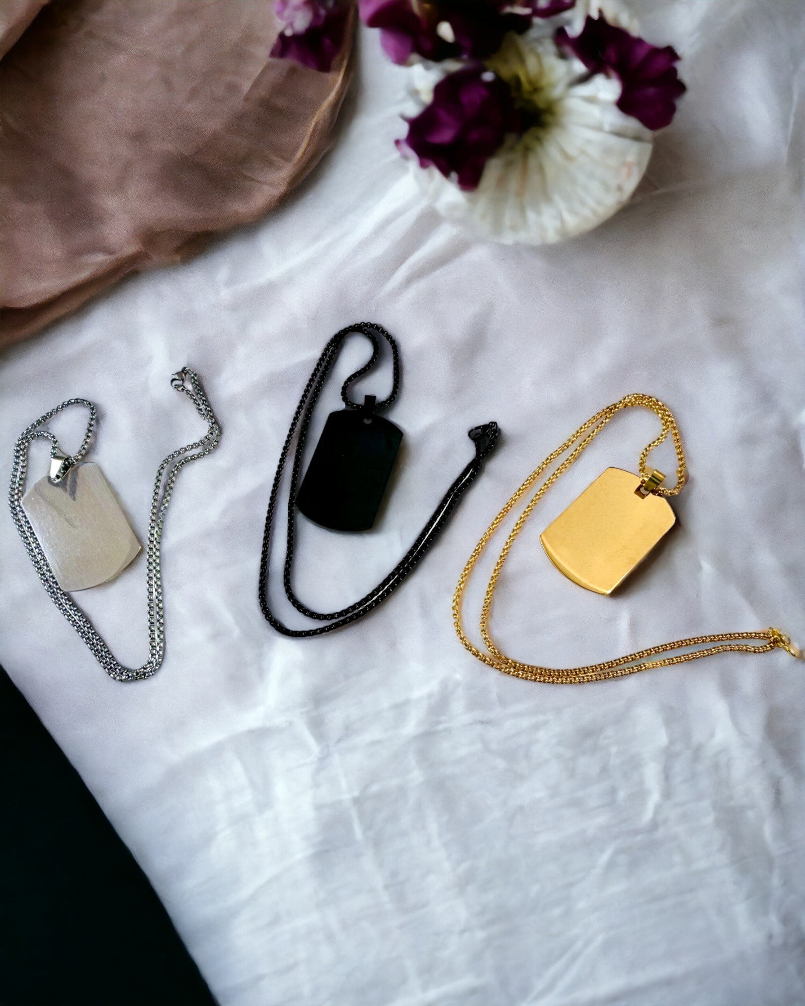 Náhrdelník s Dog Tag "Tři Odstíny Stylu" - Identifikační známka - Elegantní Přívěsek z Nerezové Oceli s Možností Gravírování