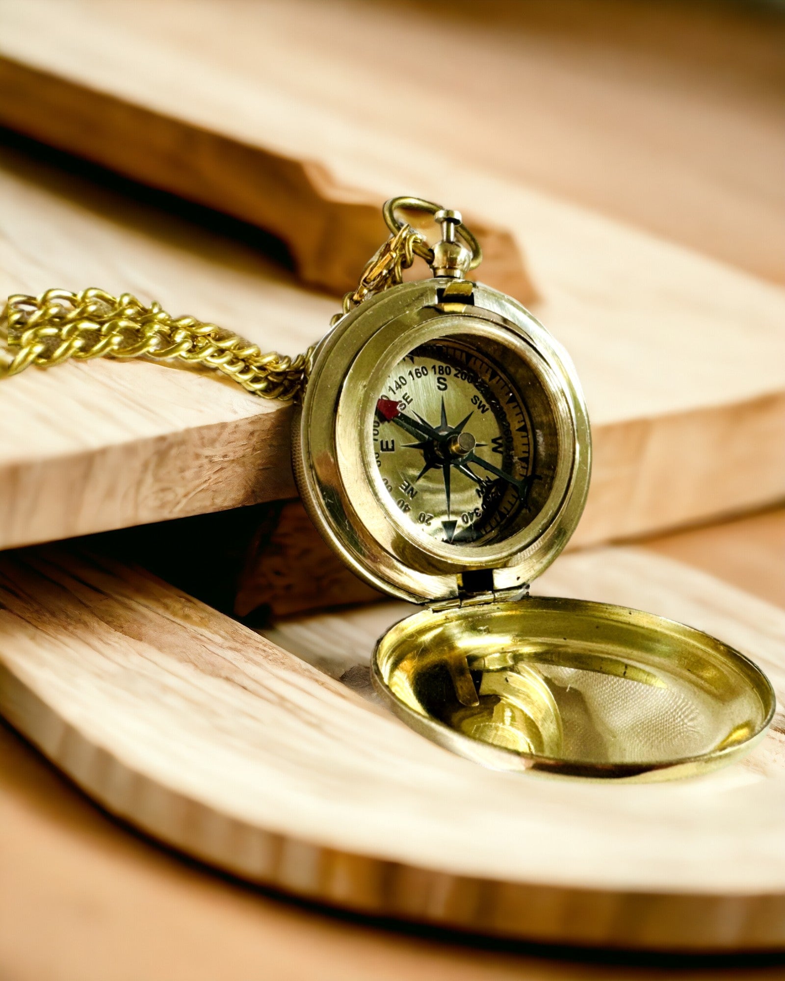 Zlaté barvy Kompas Dobrodružství – Elegantní Navigátor Objevů