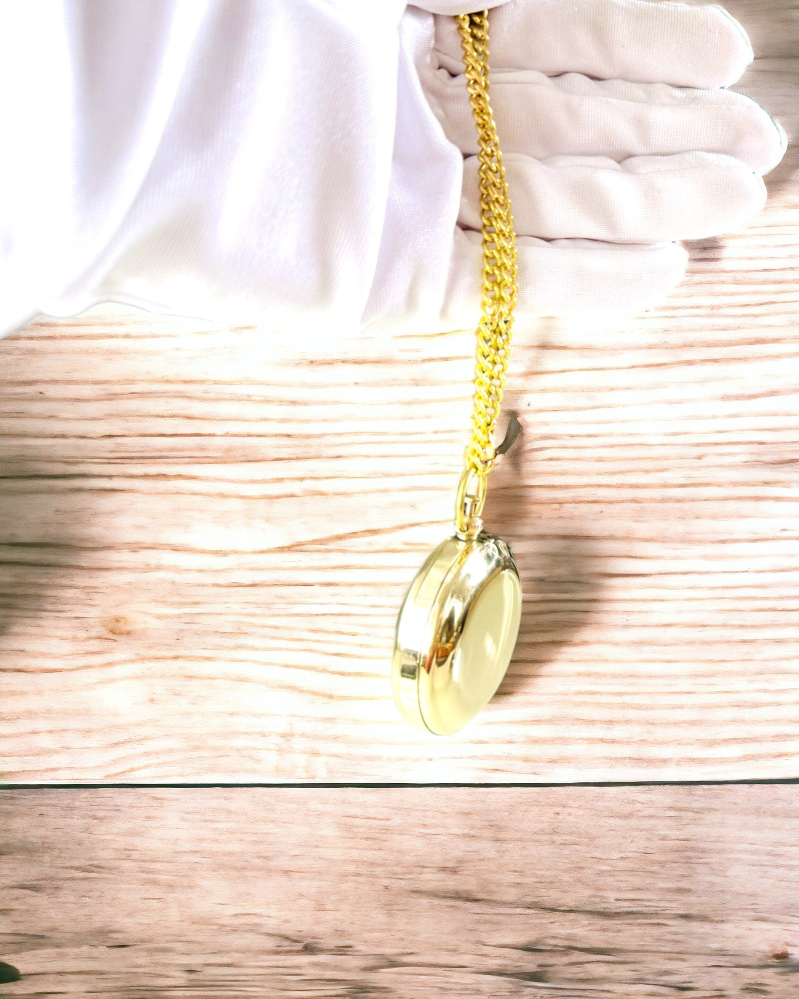 Zlaté barvy Kompas Dobrodružství – Elegantní Navigátor Objevů