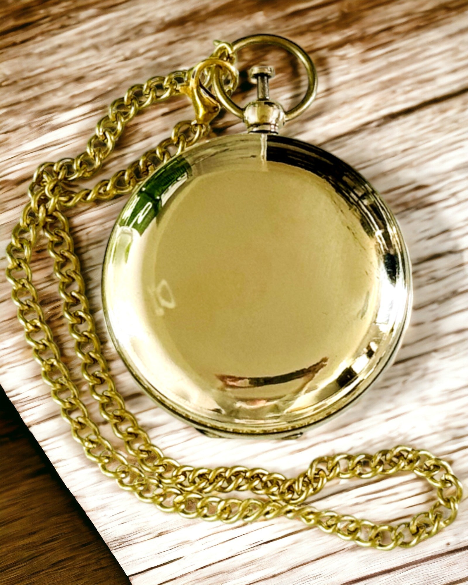 Zlaté barvy Kompas Dobrodružství – Elegantní Navigátor Objevů