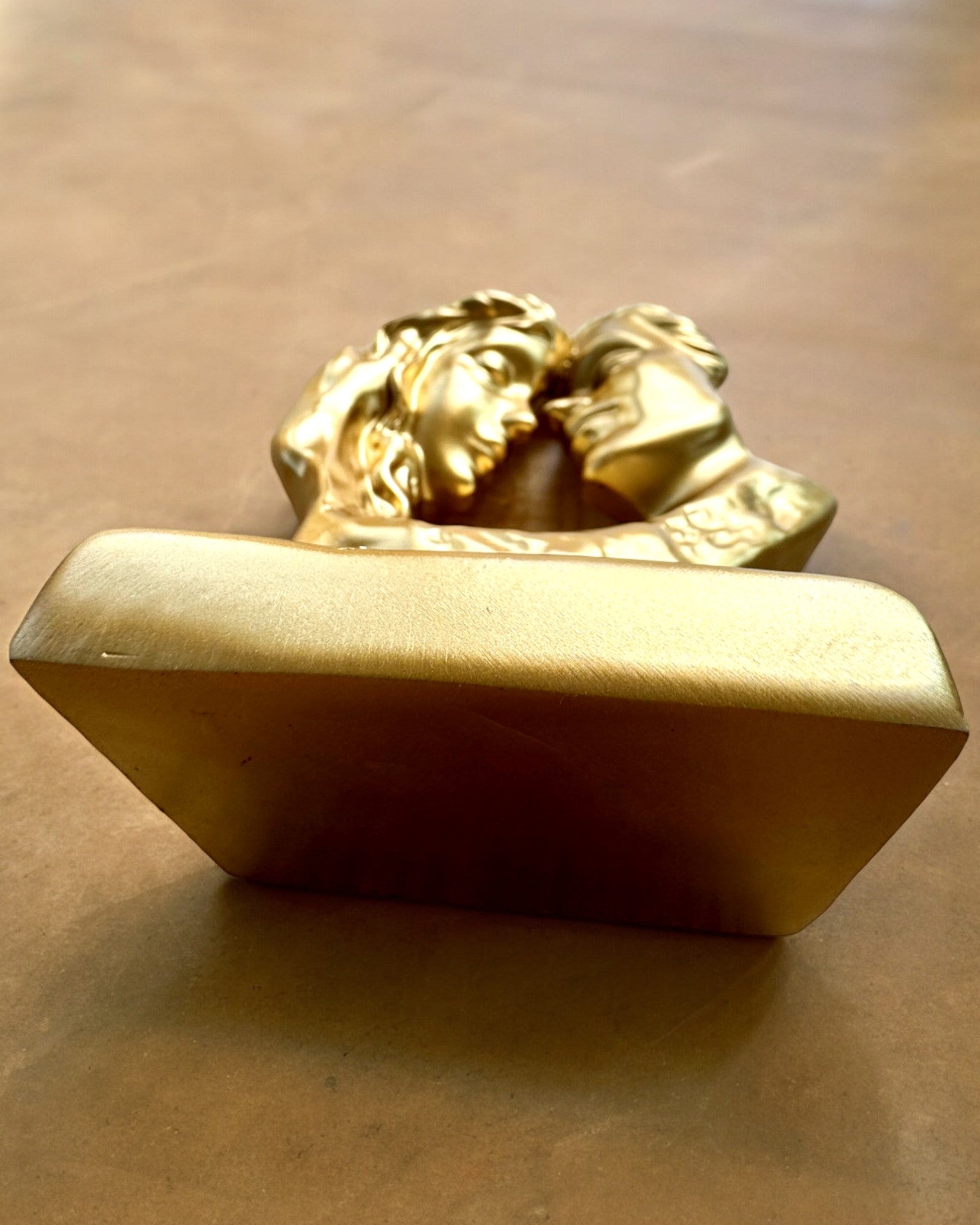 Figurka "Złote Złączenie" - 13.5 cm wysokości, Dekoracyjna z Opcją Grawerowania