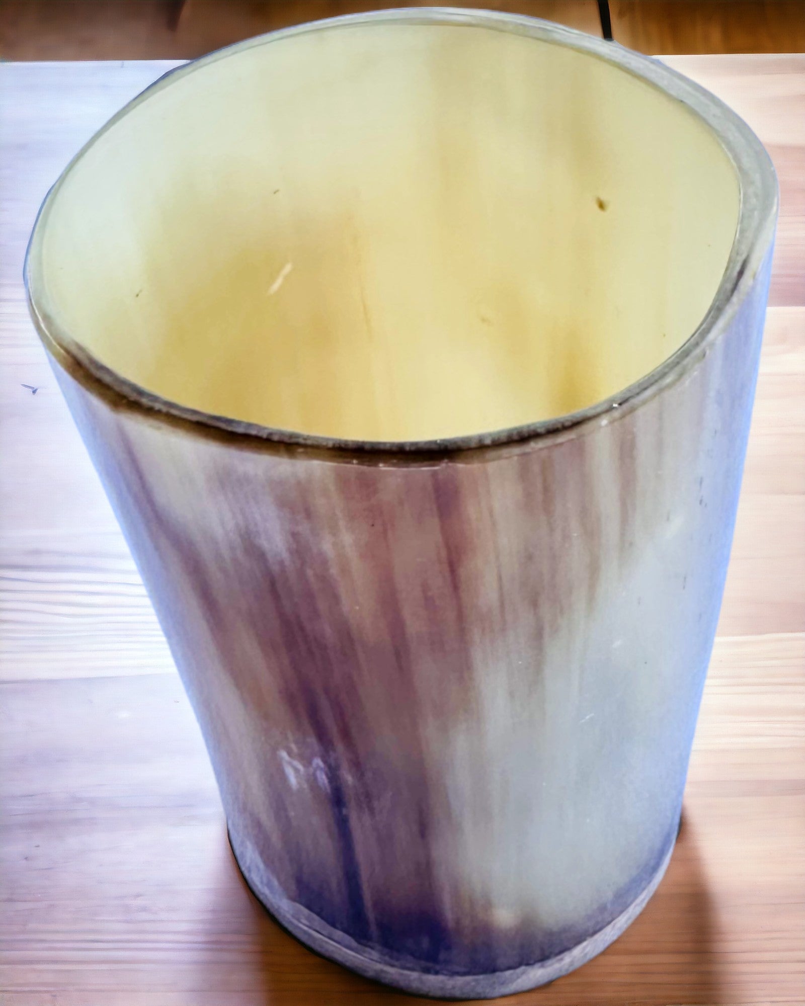 Ručně vyrobený malý hrnek s možností gravírování, indický pohárek, možnost personalizace jako dárek, gravírování. Světlá barva.