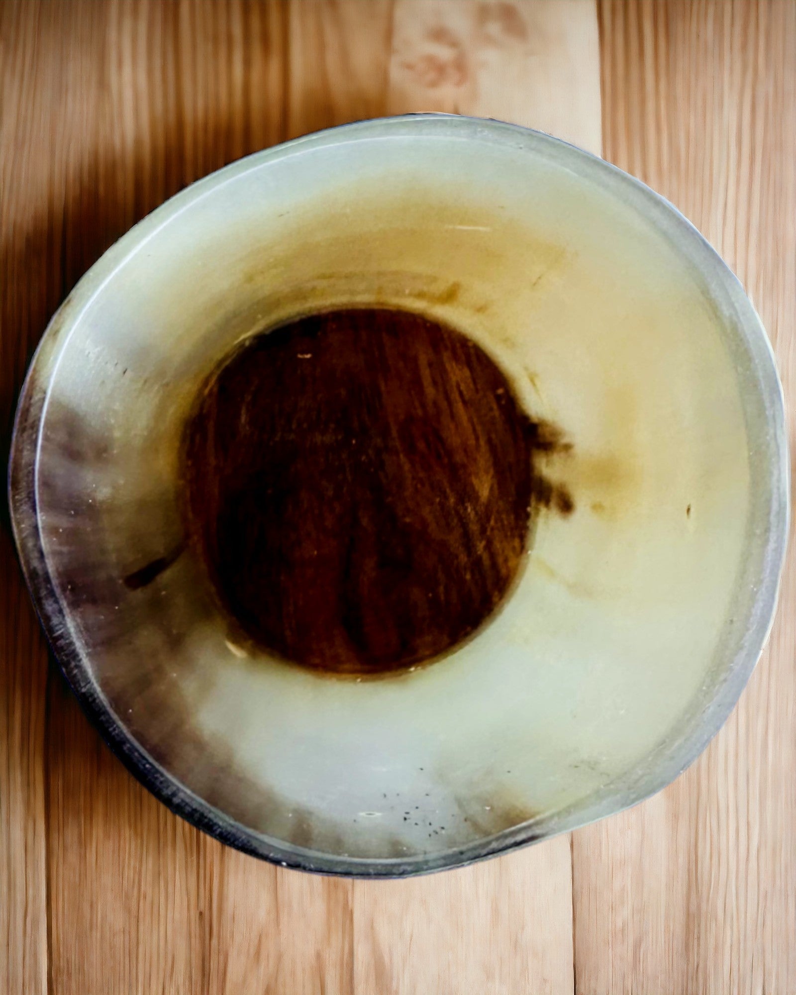 Ručně vyrobený malý hrnek s možností gravírování, indický pohárek, možnost personalizace jako dárek, gravírování. Světlá barva.