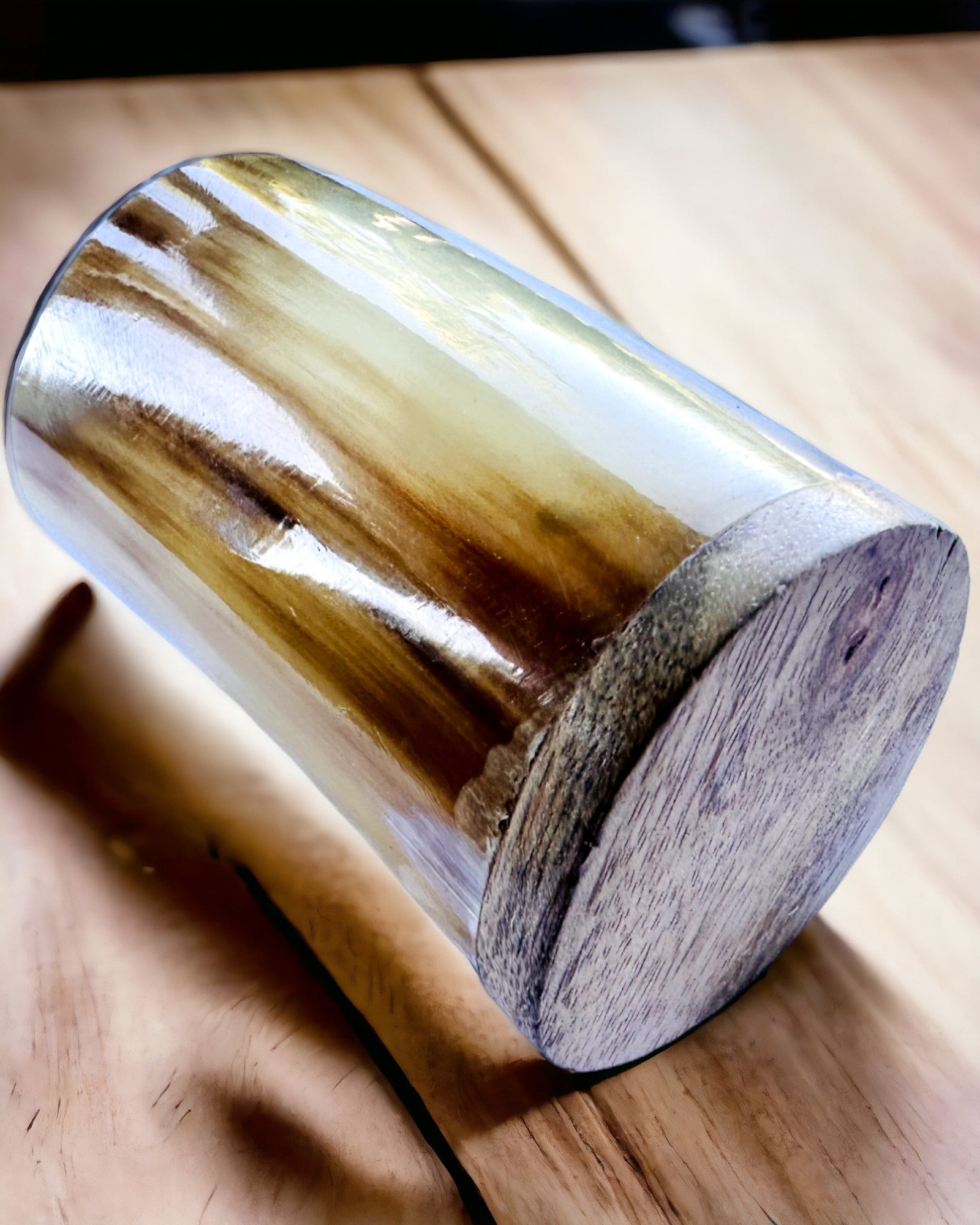 Ručně vyrobený malý hrnek s možností gravírování, indický pohárek, možnost personalizace jako dárek, gravírování. Světlá barva.