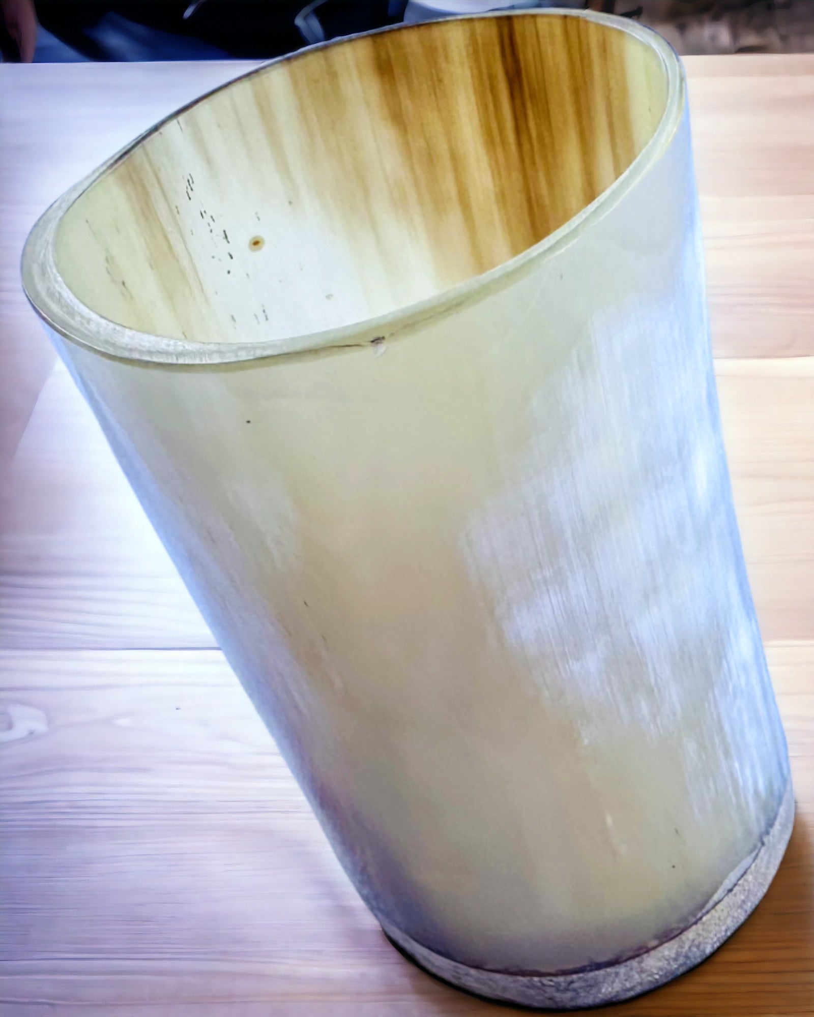 Ručně vyrobený malý hrnek s možností gravírování, indický pohárek, možnost personalizace jako dárek, gravírování. Světlá barva.