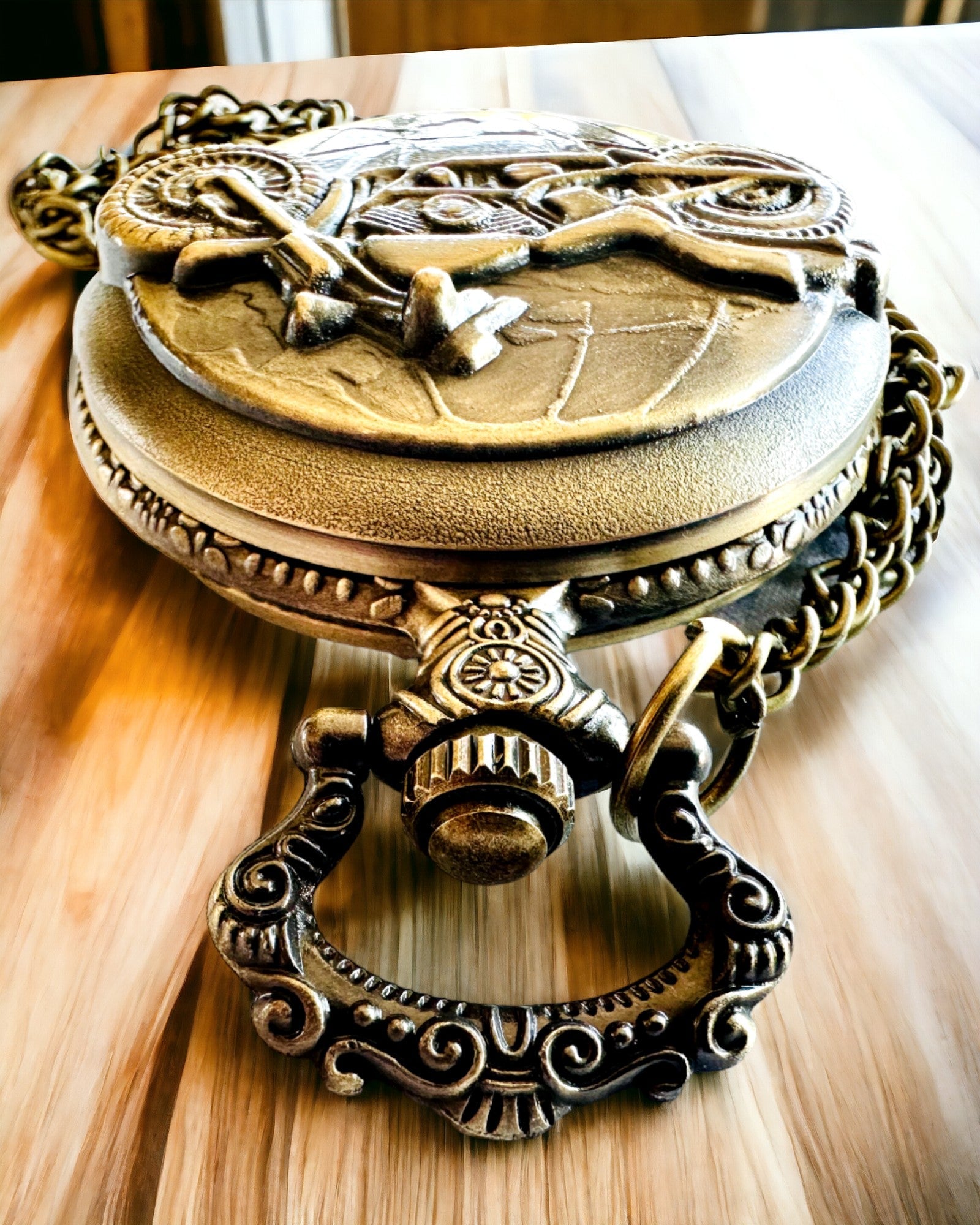 Ceas de buzunar „Motociclistul Elegant” – Gravură