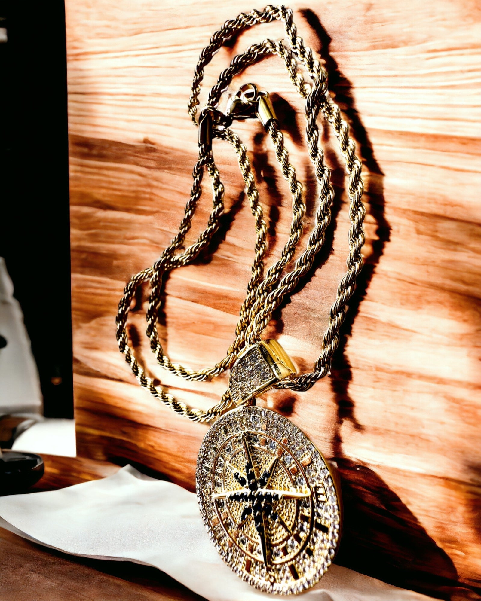 Náhrdelník s přívěskem kompasu ve stylu glamour s kubickými zirkony pro ženy a muže - zlatá barva, gravírování