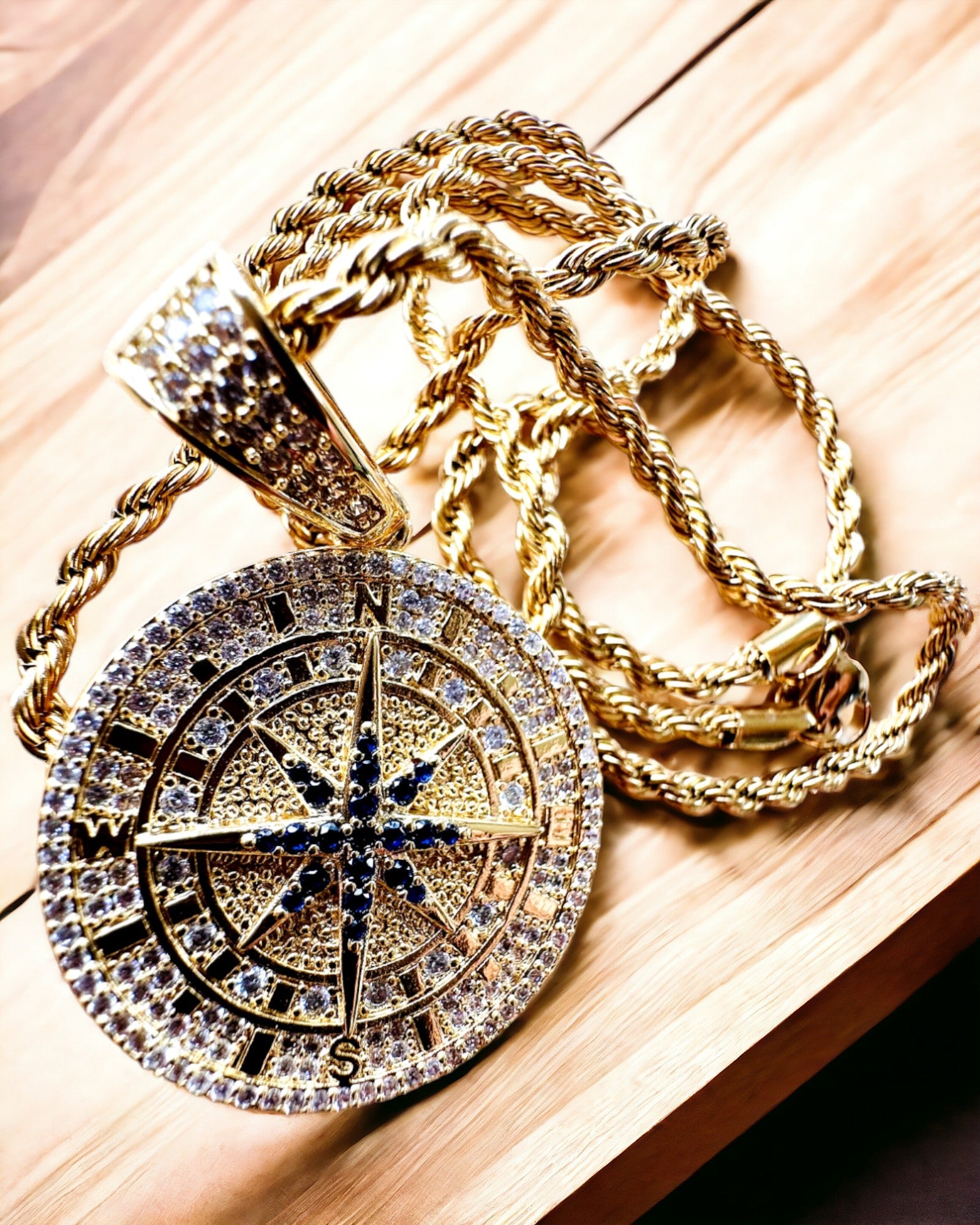 Náhrdelník s přívěskem kompasu ve stylu glamour s kubickými zirkony pro ženy a muže - zlatá barva, gravírování