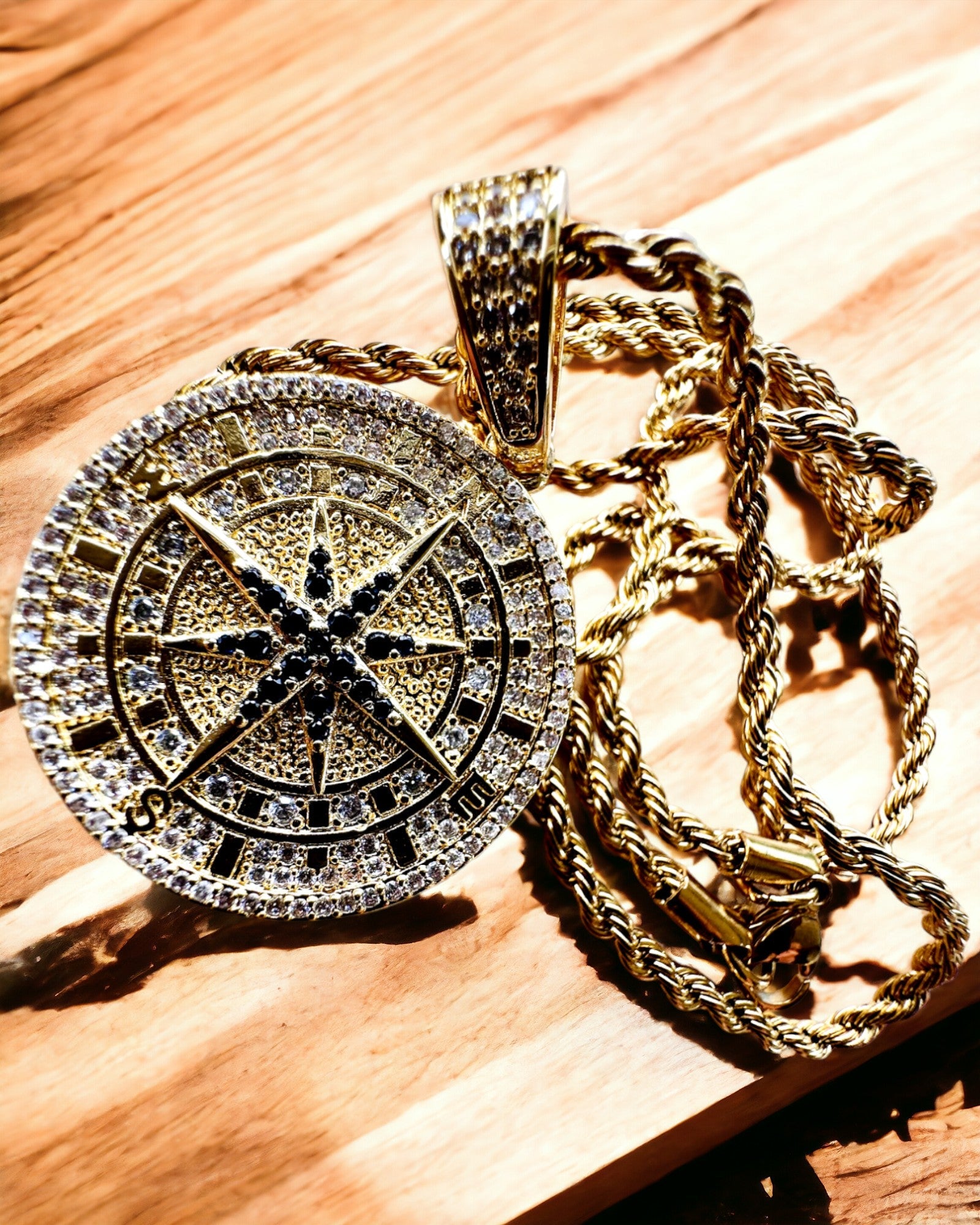 Náhrdelník s přívěskem kompasu ve stylu glamour s kubickými zirkony pro ženy a muže - zlatá barva, gravírování