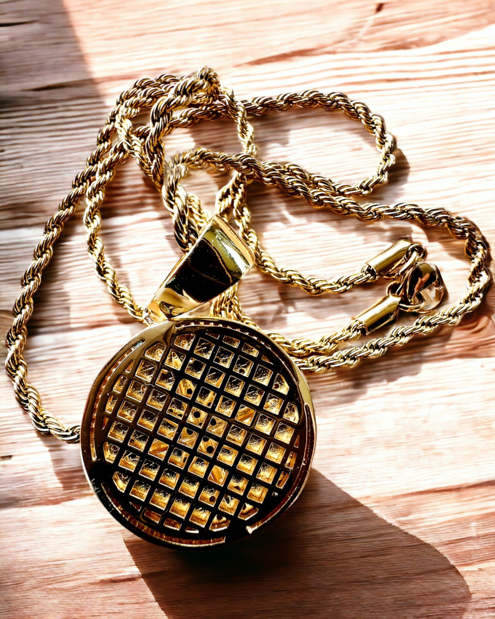 Náhrdelník s přívěskem kompasu ve stylu glamour s kubickými zirkony pro ženy a muže - zlatá barva, gravírování