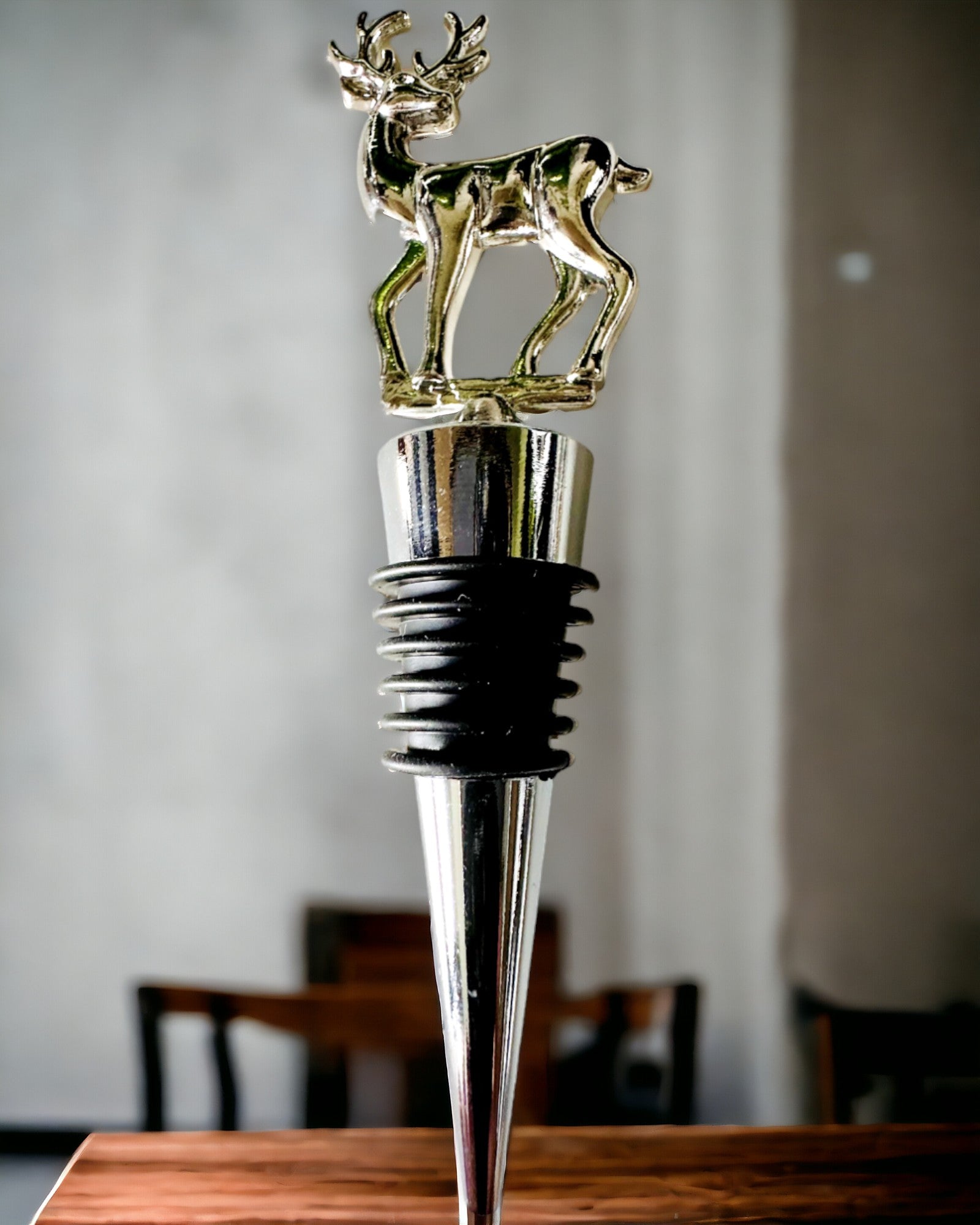 Exkluzivní Kovová Zátka na Víno s Jelenem - Elegantní a Funkční, možnost personalizace gravírováním