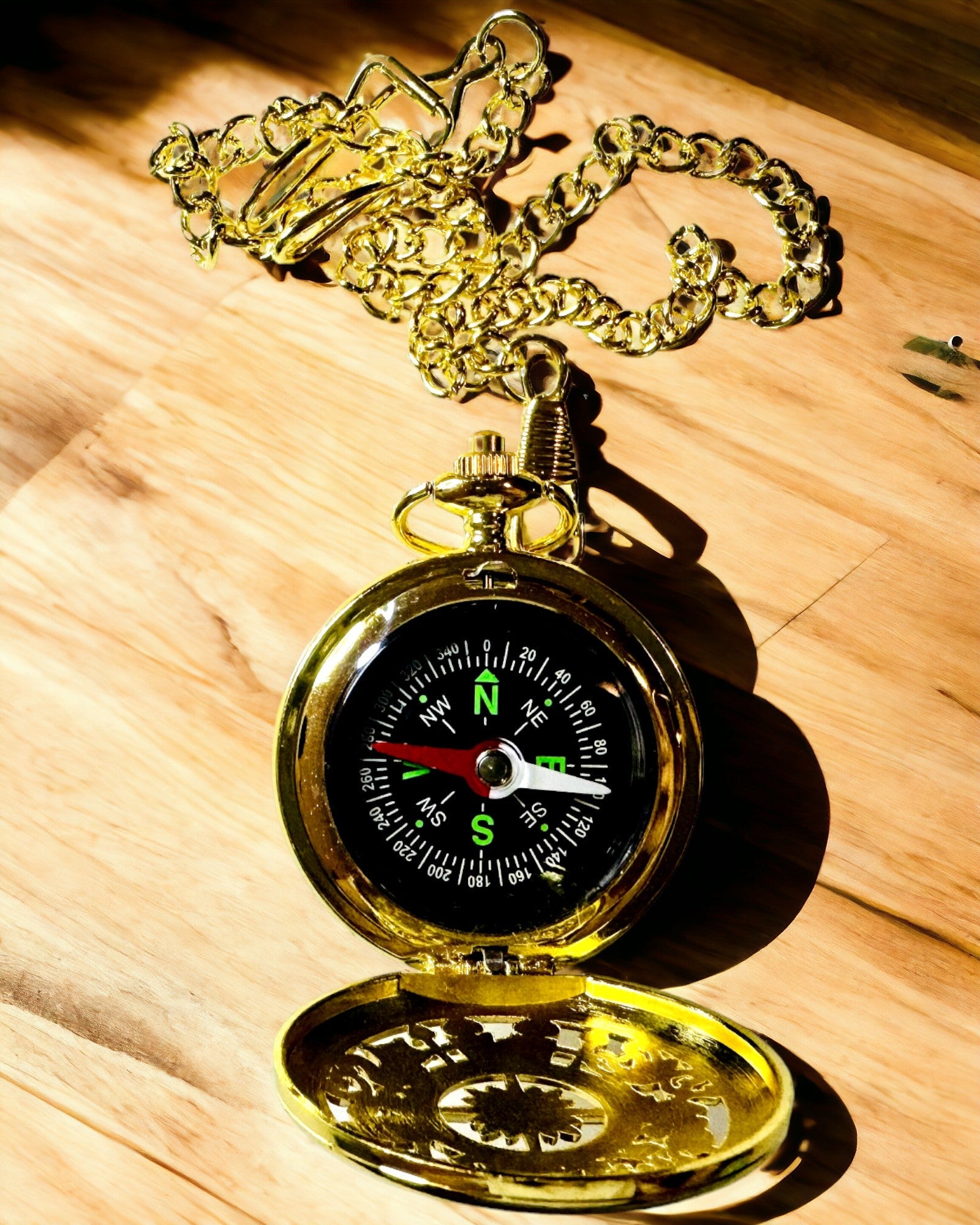 Vintage kompas v zlaté barvě s ozdobným vzorem – Vybavení pro horská dobrodružství a objevy. Personalizace gravírováním