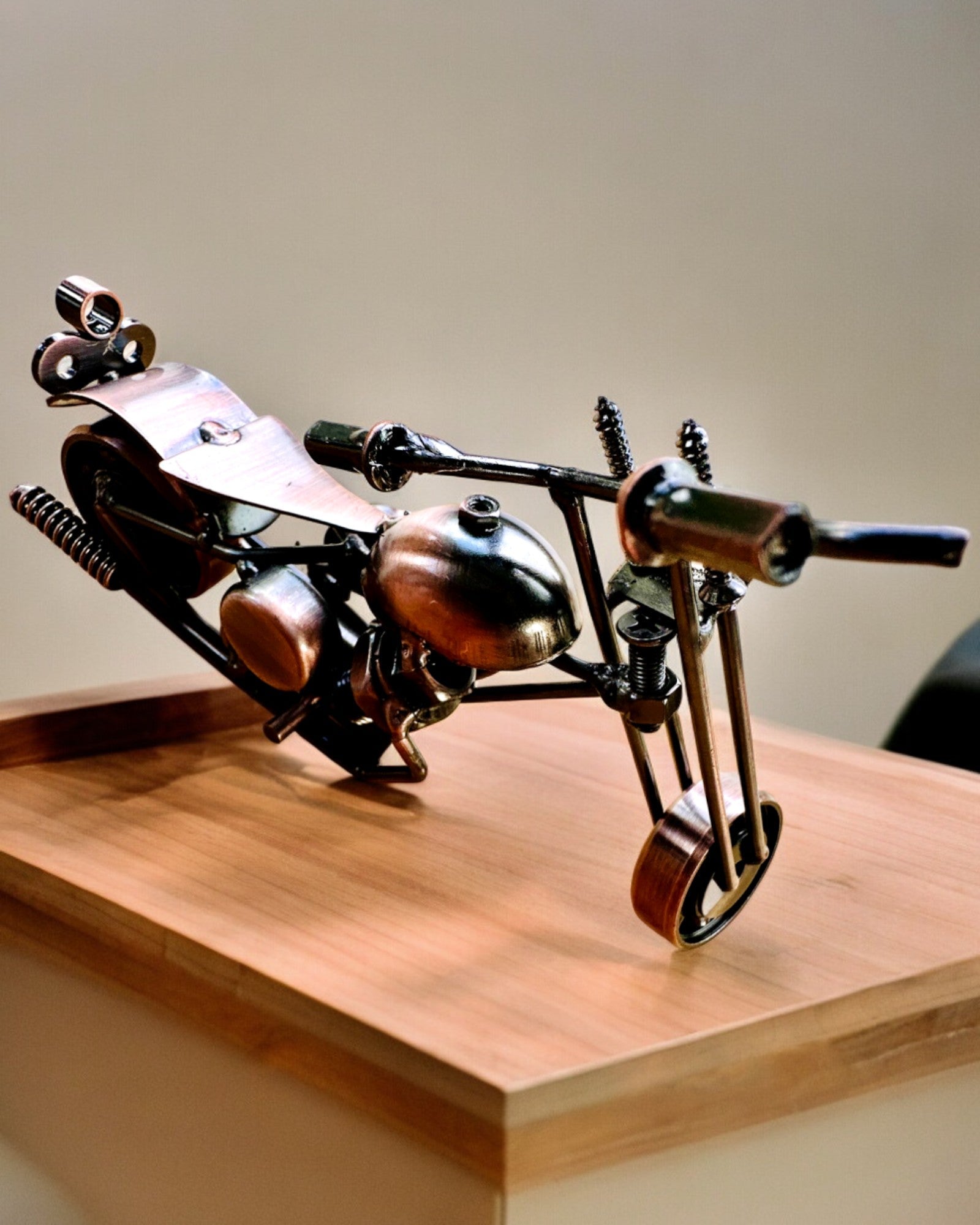 Ručně Vyrobený Kovový Model Motocyklu „Chopper“ – Personalizace a Gravírování jako Dárek