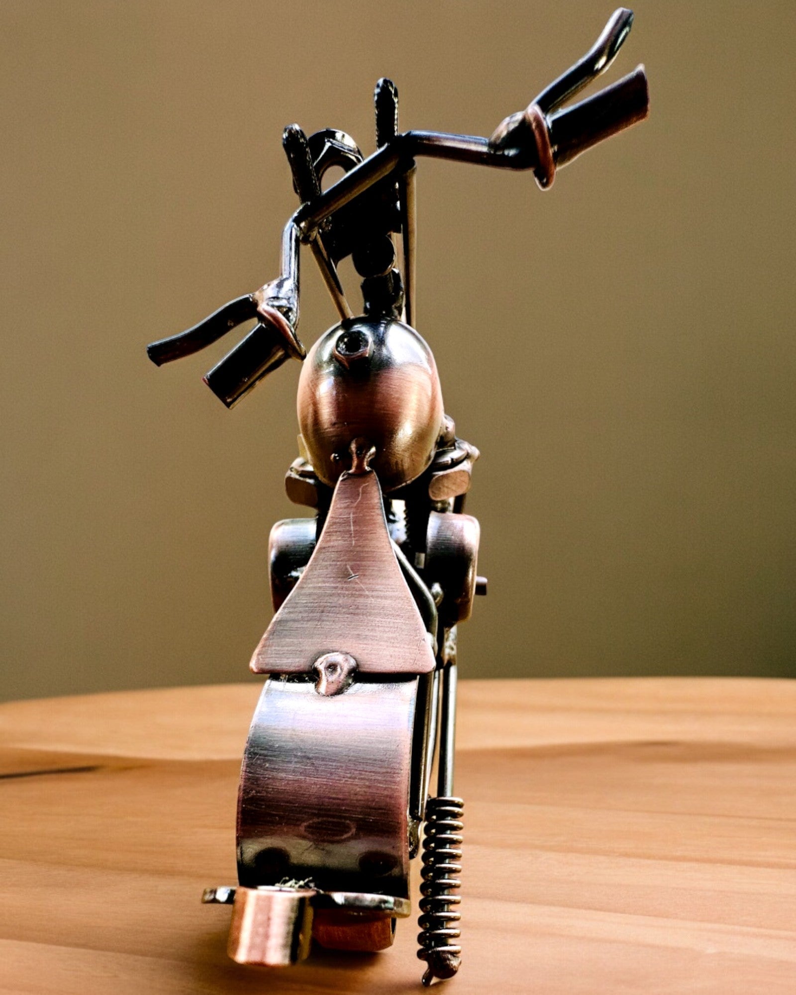 Ručně Vyrobený Kovový Model Motocyklu „Chopper“ – Personalizace a Gravírování jako Dárek